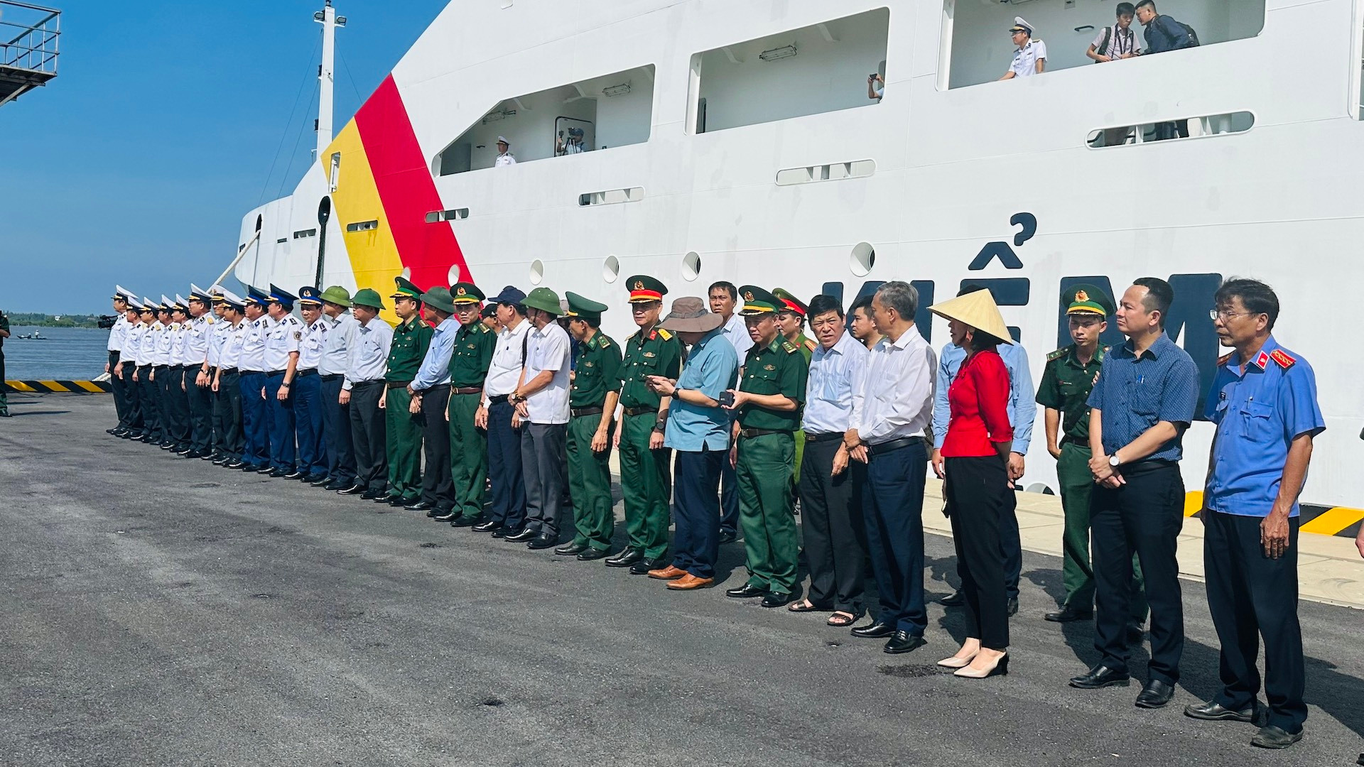 Tỉnh ủy, UBND tỉnh Quảng Nam và ngành chức năng đón bà con ngư dân trở về.