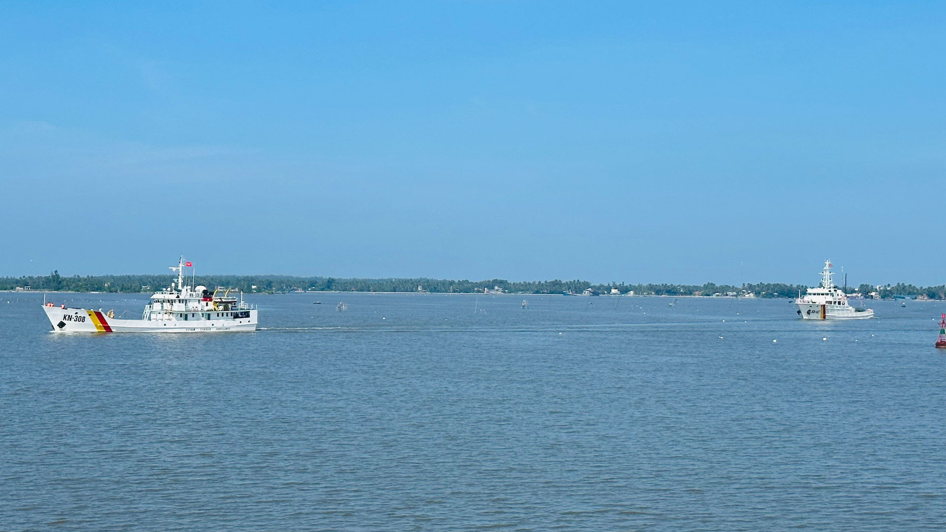 Đúng 14 giờ chiều nay (20/10), tại Cảng Chi đội Kiểm ngư số 3, xã Tam Giang, huyện Núi Thành, tỉnh Quảng Nam, Quân chủng Hải quân đã đưa 78 ngư dân và 2 thi thể ngư dân tàu cá QNa 90129 TS và QNa 90927 TS bị nạn vào bờ an toàn. Ngoài ngư dân bị nạn, còn có 5 ngư dân ở các tàu cá được đón về cùng chuyến tàu này.