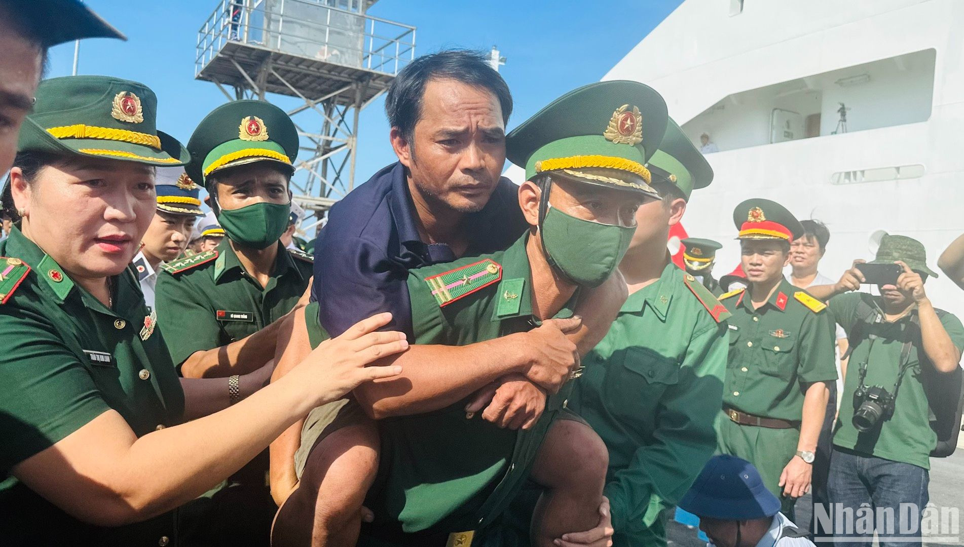 Được các y bác sĩ quân y của các lực lượng Cảnh sát biển, Quân chủng Hải quân cứu chữa, chăm sóc y tế kịp thời nhiều thuyền viên ổn định sức khỏe, tinh thần hơn sau nhiều ngày lênh đênh ngoài khơi.