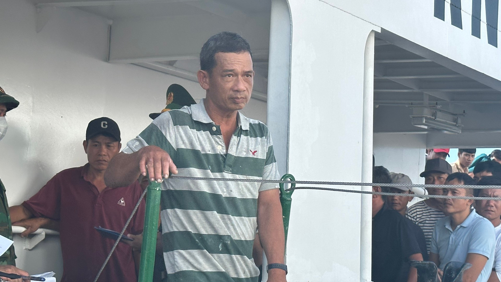 Những gương mặt mệt mỏi của anh em thuyền viên may mắn sống sót sau nhiều giờ chống chọi lốc xoáy, sóng gió.