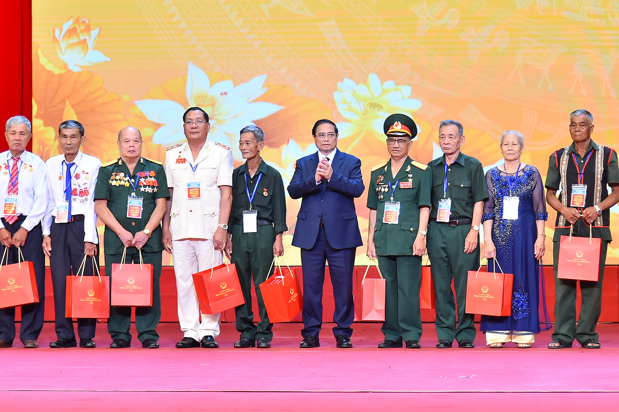 Thủ tướng Phạm Minh Chính trao quà tri ân tặng các đại biểu là người có công với cách mạng tiêu biểu toàn quốc.