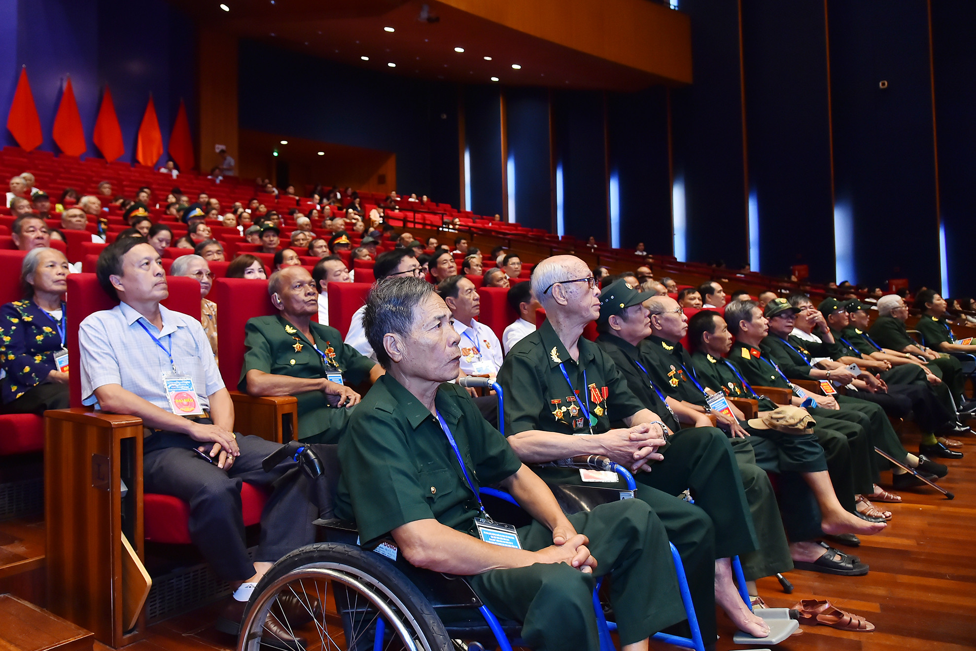 Các đại biểu là người có công với cách mạng tiêu biểu toàn quốc tại hội nghị.