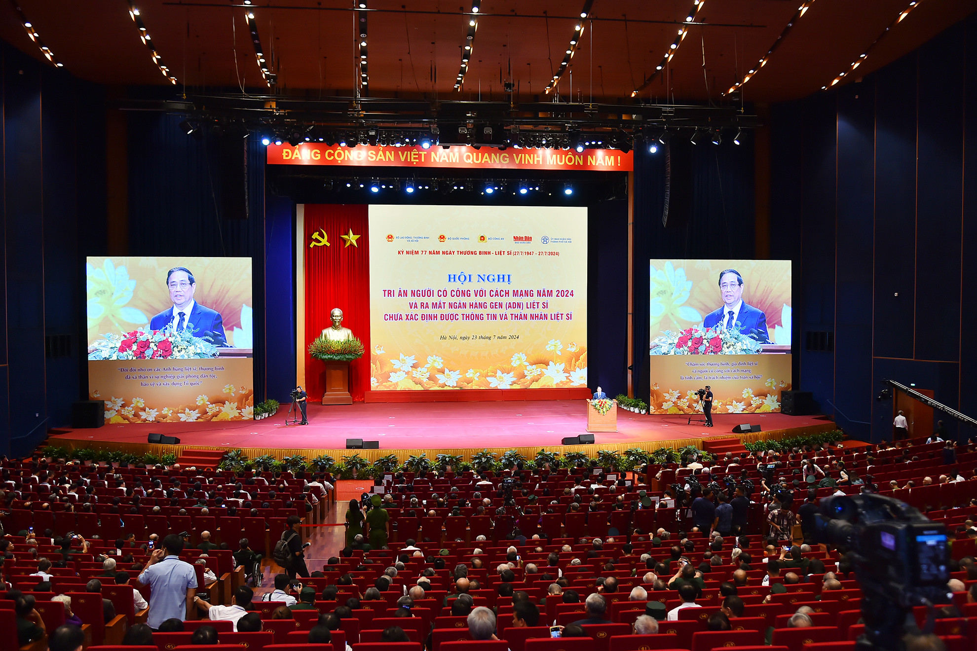 Quang cảnh Hội nghị tri ân người có công với cách mạng năm 2024 và ra mắt Ngân hàng gen (ADN) liệt sĩ chưa xác định được thông tin và thân nhân liệt sĩ.