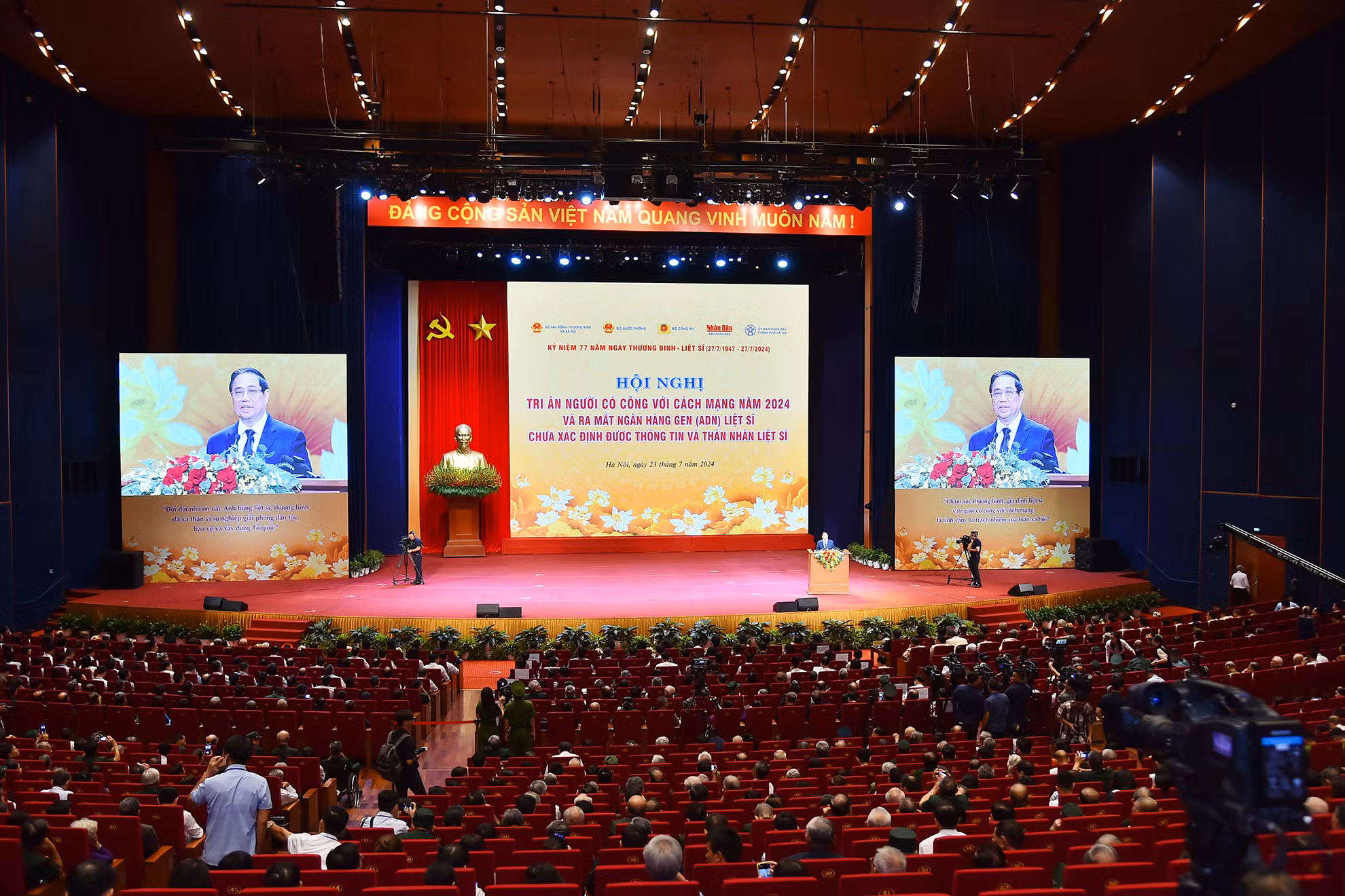 Quang cảnh Hội nghị tri ân người có công với cách mạng năm 2024 và ra mắt Ngân hàng gen (ADN) liệt sĩ chưa xác định được thông tin và thân nhân liệt sĩ.