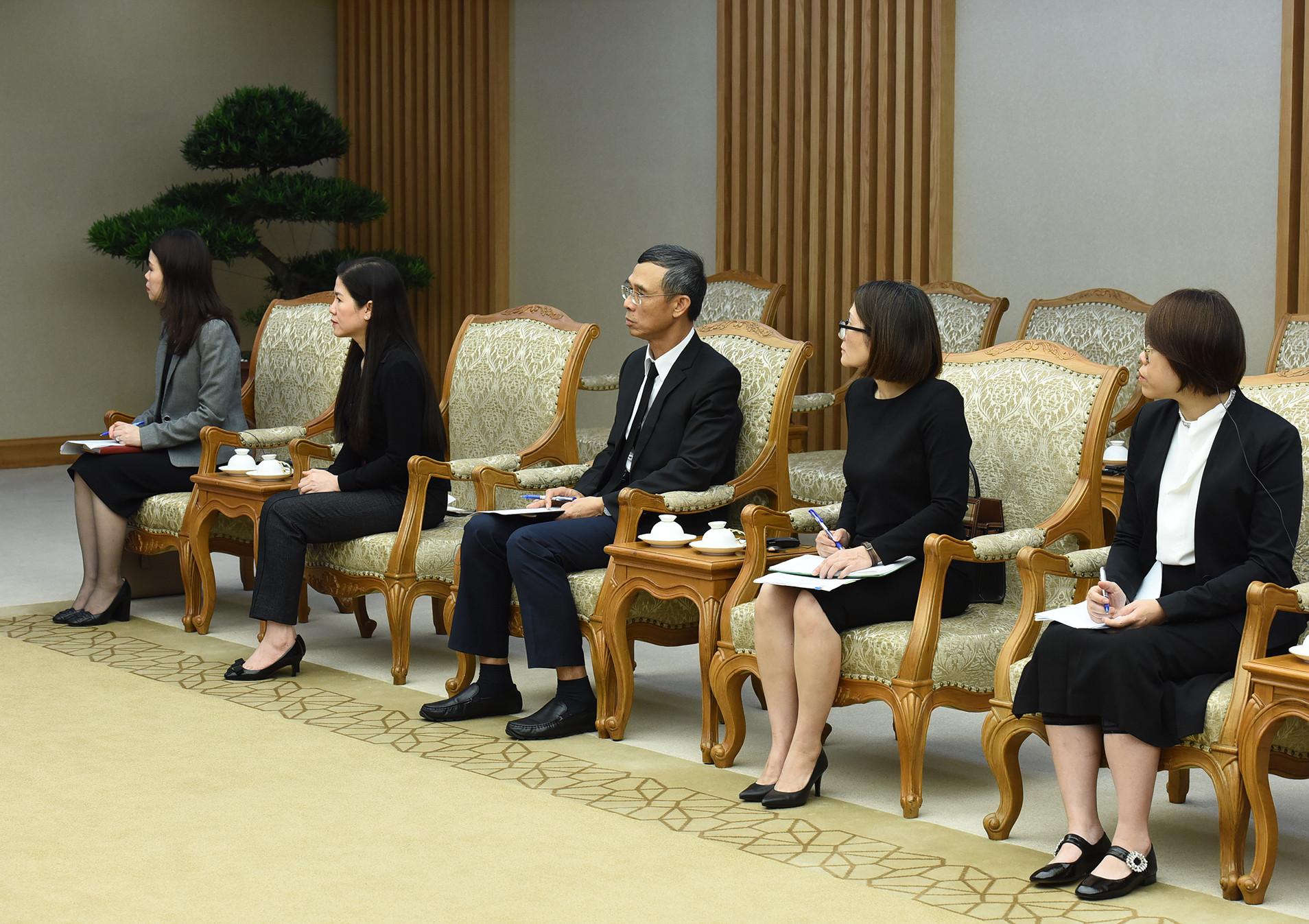 Đại diện các bộ, ban, ngành của Chính phủ Việt Nam tham dự buổi tiếp. Đại diện các bộ, ban, ngành của Chính phủ Việt Nam tham dự buổi tiếp.