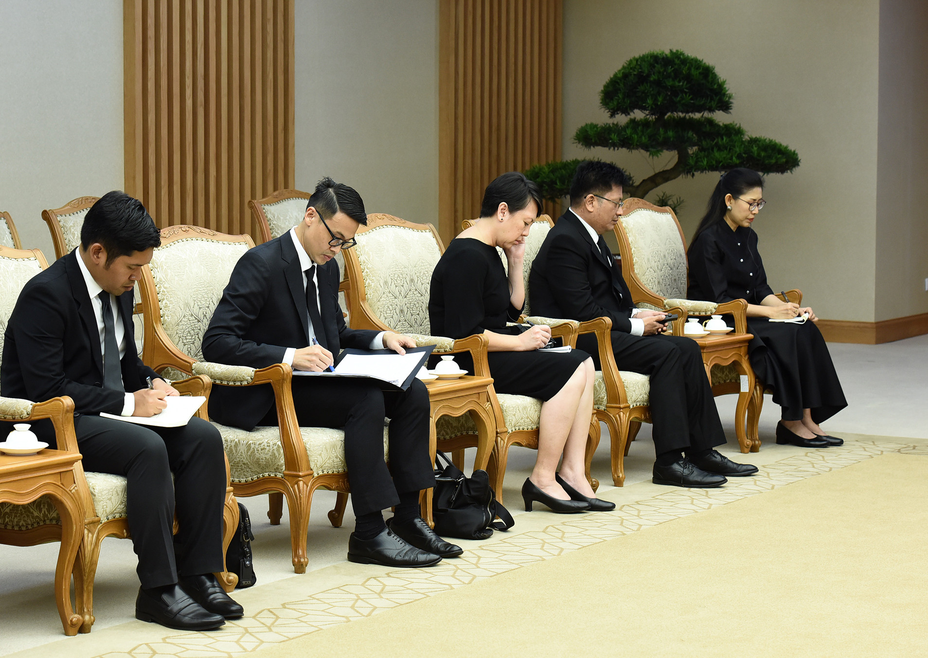 Các thành viên đi cùng Bộ trưởng Văn phòng Thủ tướng, Đặc phái viên của Thủ tướng Thái Lan Jakkapong Sangmanee tham dự buổi tiếp. Các thành viên đi cùng Bộ trưởng Văn phòng Thủ tướng, Đặc phái viên của Thủ tướng Thái Lan Jakkapong Sangmanee tham dự buổi tiếp.