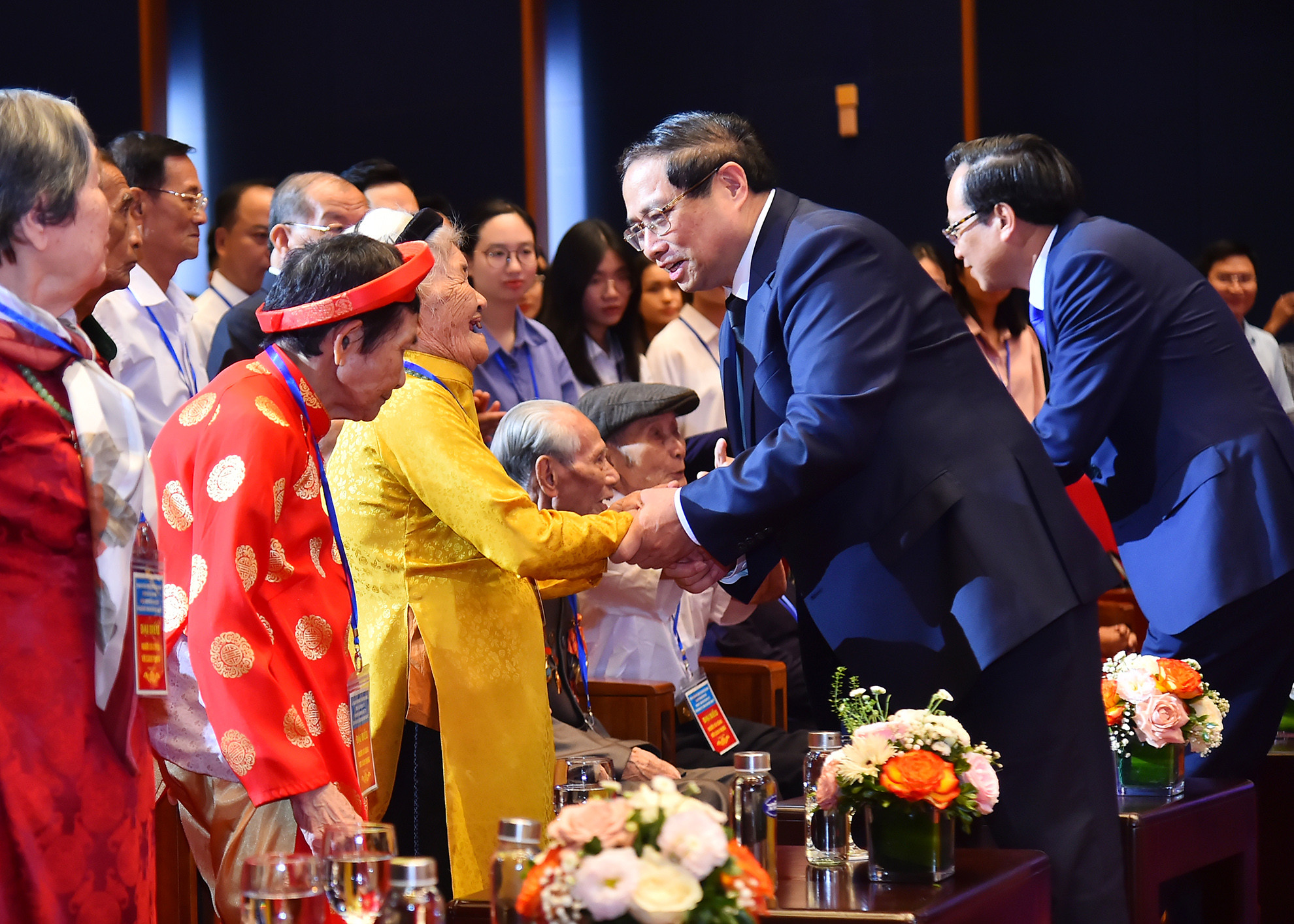 Thủ tướng Phạm Minh Chính với các Bà Mẹ Việt Nam Anh hùng, các cán bộ lão thành cách mạng tiền khởi nghĩa tại hội nghị.