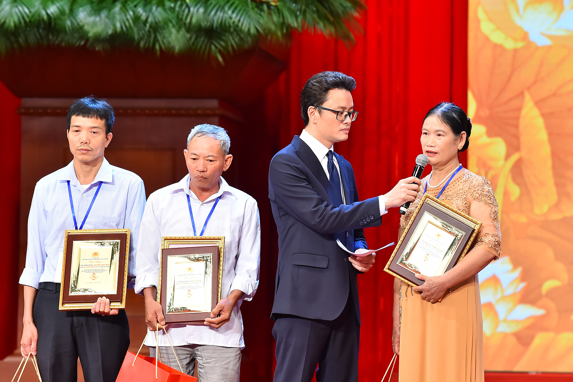 Phần giao lưu, trò chuyện với bà Phạm Thị Vinh, em gái liệt sĩ Phạm Văn Thước, một trong 4 gia đình tìm được người thân của mình thông qua giám định gen.