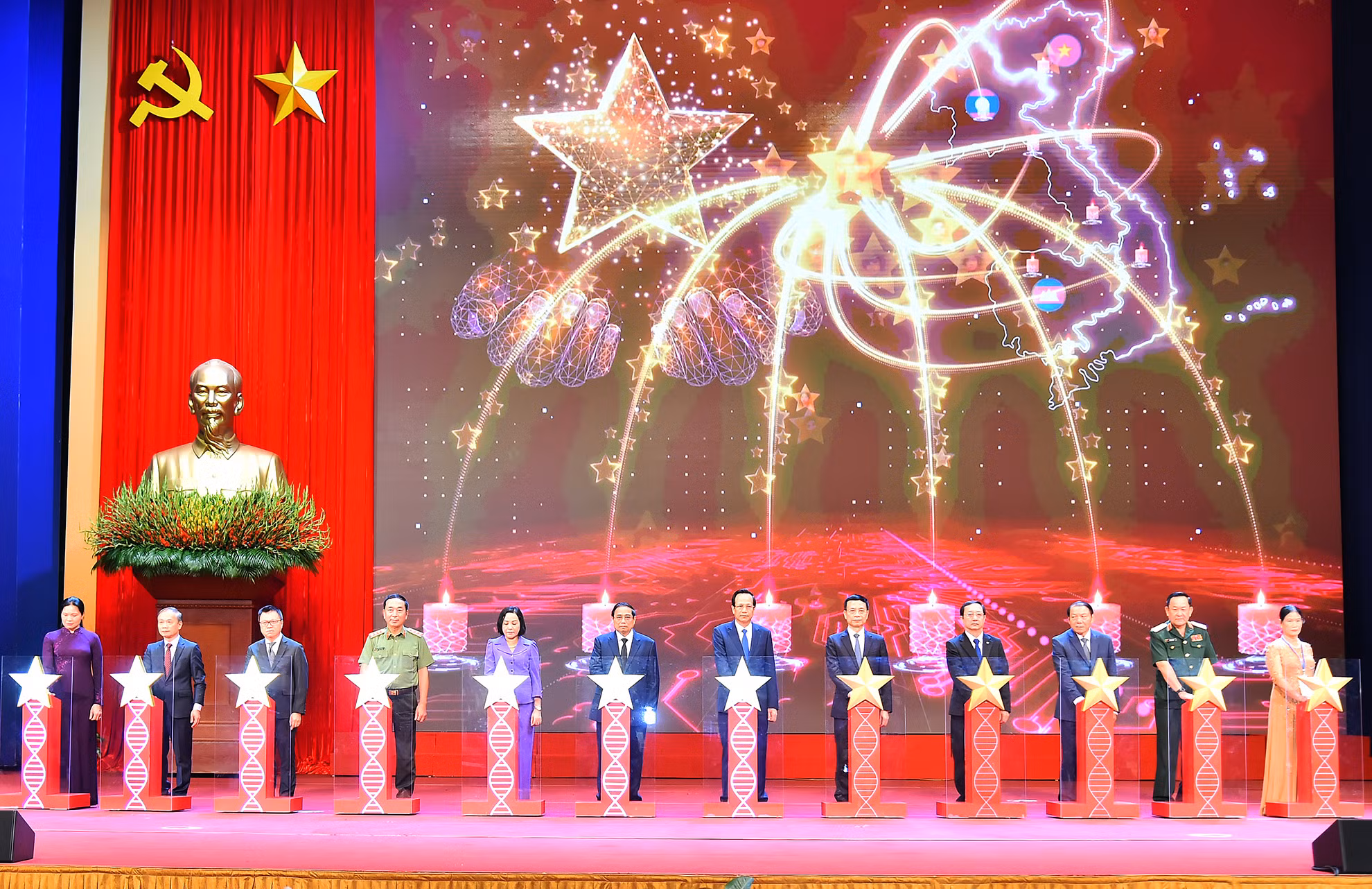 Thủ tướng Phạm Minh Chính và các đại biểu thực hiện nghi thức kích hoạt ra mắt Ngân hàng gen (ADN) liệt sĩ chưa xác định được thông tin và thân nhân liệt sĩ.