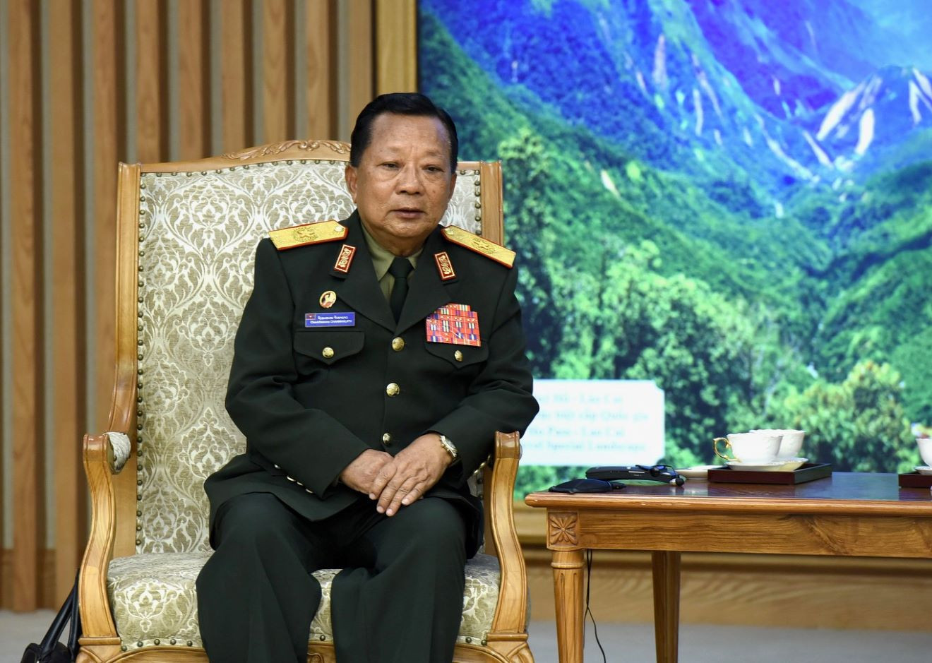 Đại tướng Chansamone Chanyalath, Phó Thủ tướng, Bộ trưởng Quốc phòng Lào phát biểu tại buổi tiếp. Đại tướng Chansamone Chanyalath, Phó Thủ tướng, Bộ trưởng Quốc phòng Lào phát biểu tại buổi tiếp.