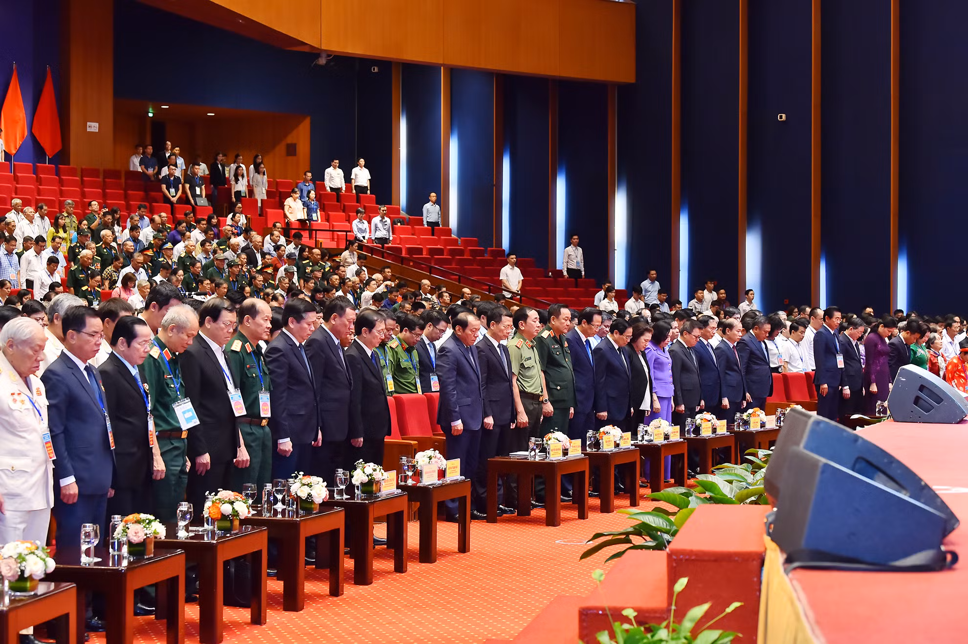 Thủ tướng Phạm Minh Chính cùng các đồng chí lãnh đạo, nguyên lãnh đạo Đảng, Nhà nước và các đại biểu dành một phút mặc niệm tưởng nhớ Chủ tịch Hồ Chí Minh, các Anh hùng liệt sĩ đã hy sinh vì sự nghiệp giải phóng dân tộc và tưởng niệm đồng chí Nguyễn Phú Trọng, Tổng Bí thư Ban Chấp hành Trung ương Đảng Cộng sản Việt Nam.