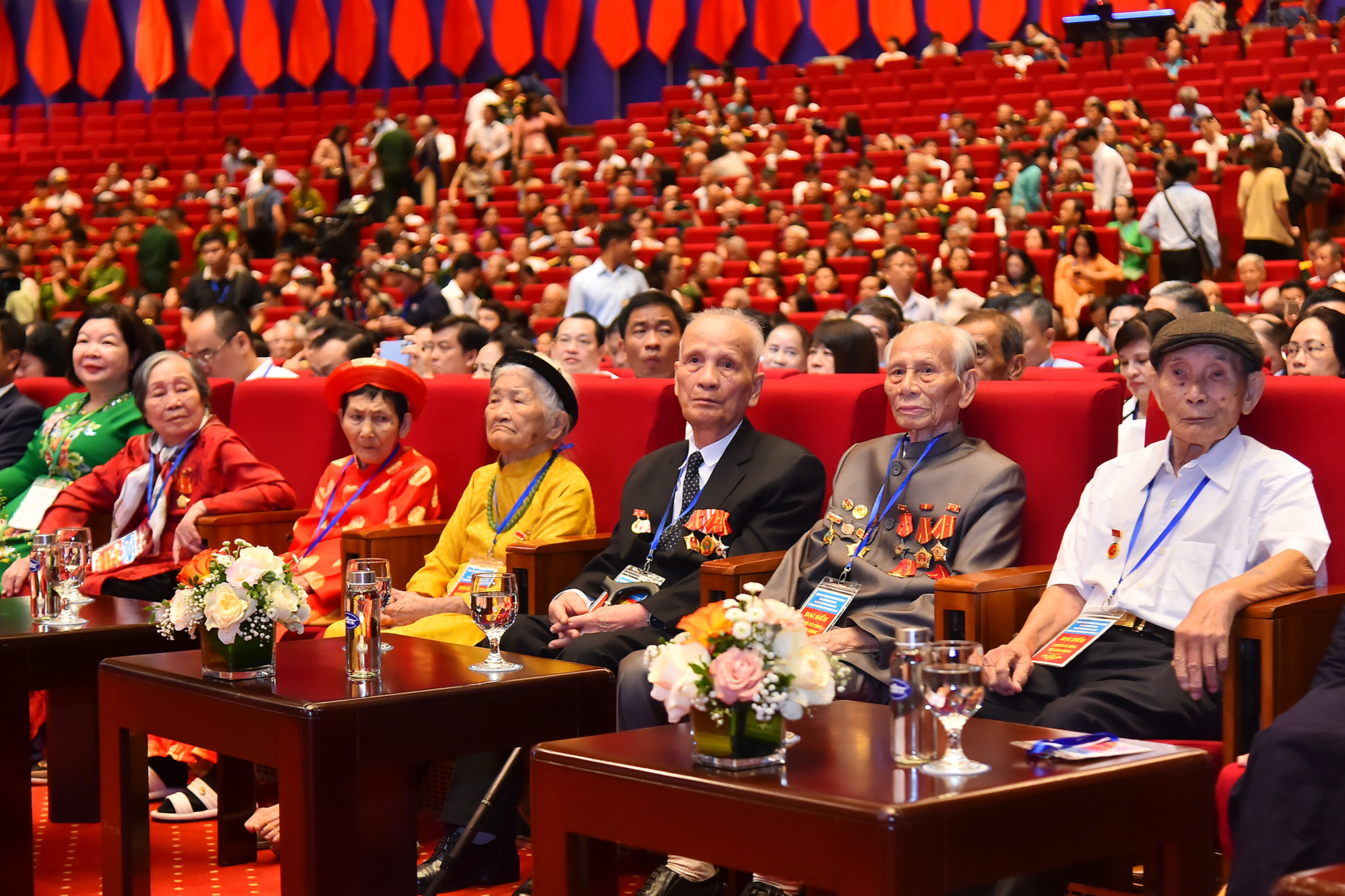 Các Bà Mẹ Việt Nam Anh hùng, các cán bộ lão thành cách mạng tiền khởi nghĩa tại hội nghị.