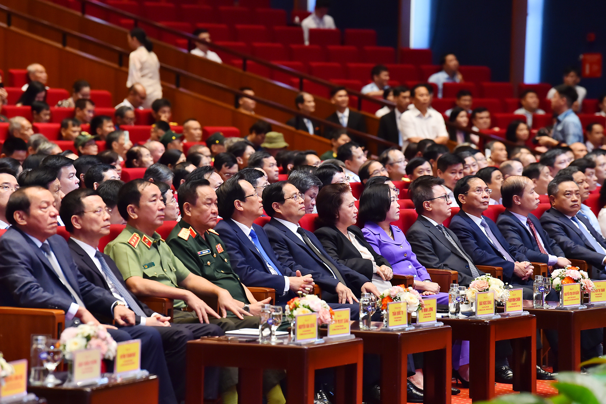 Thủ tướng Phạm Minh Chính cùng các đồng chí lãnh đạo, nguyên lãnh đạo Đảng, Nhà nước và các đại biểu dự Hội nghị tri ân người có công với cách mạng năm 2024 và ra mắt Ngân hàng gen (ADN) liệt sĩ chưa xác định được thông tin và thân nhân liệt sĩ.