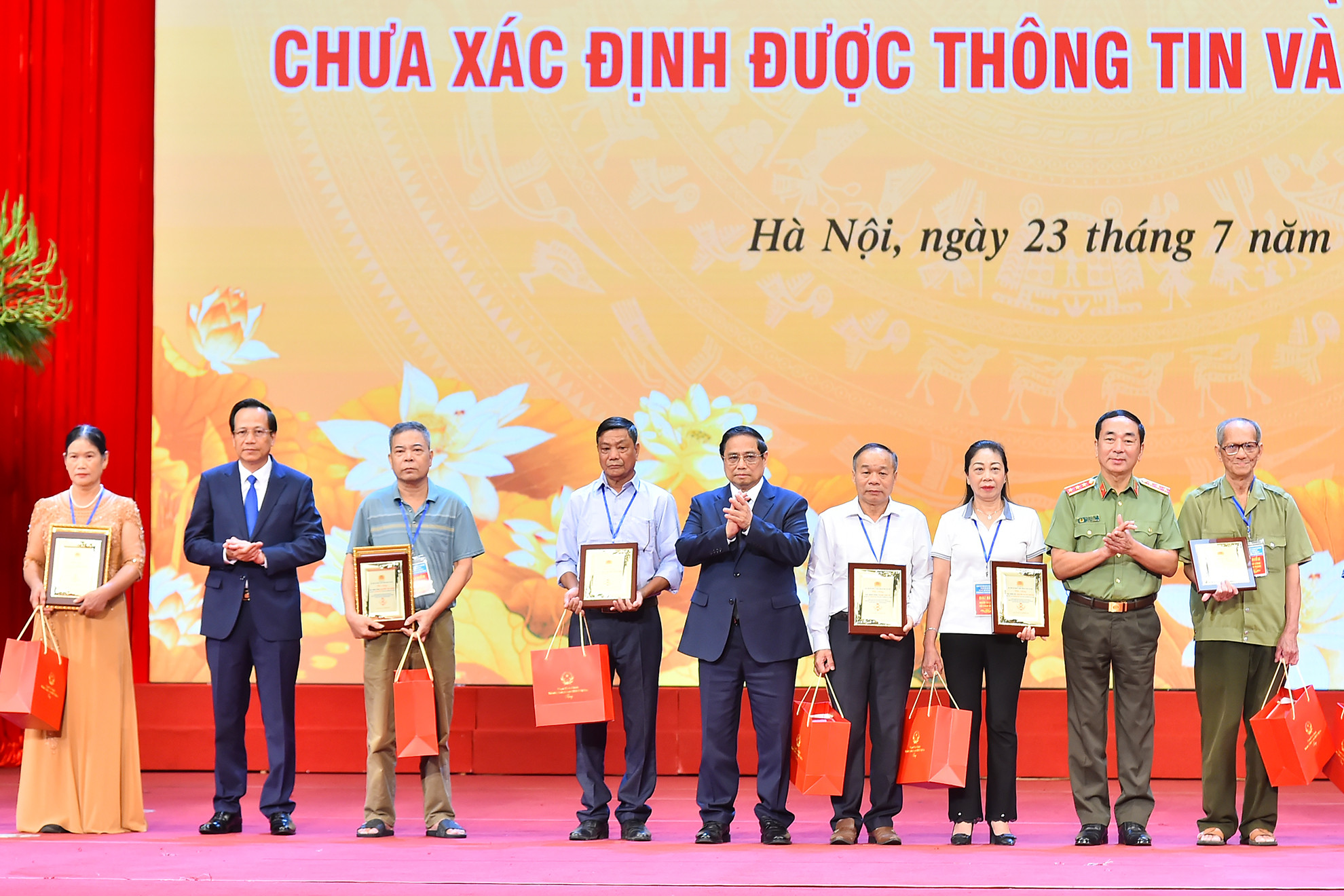 Thủ tướng Phạm Minh Chính và các đại biểu trao kết quả giám định ADN cho đại diện của các gia đình liệt sĩ đăng ký giám định ADN.