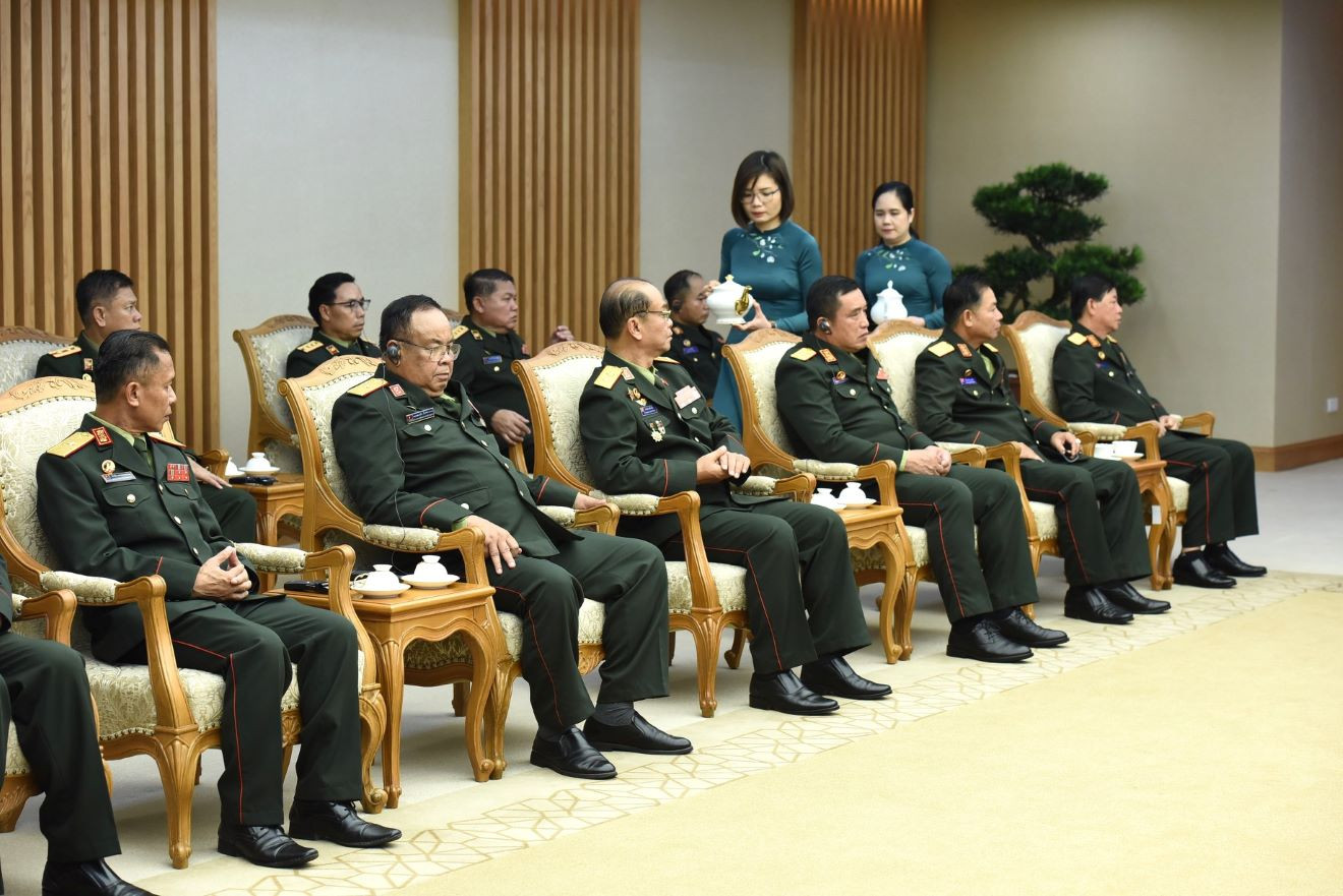 Các thành viên đi cùng Đại tướng Chansamone Chanyalath, Phó Thủ tướng, Bộ trưởng Quốc phòng Lào tham dự buổi tiếp. Các thành viên đi cùng Đại tướng Chansamone Chanyalath, Phó Thủ tướng, Bộ trưởng Quốc phòng Lào tham dự buổi tiếp.