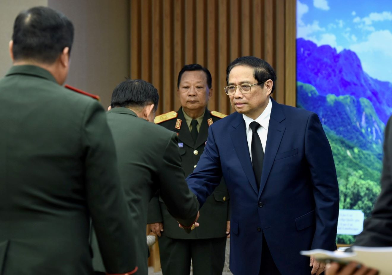 Thủ tướng Phạm Minh Chính đón các thành viên đi cùng đoàn với Đại tướng Chansamone Chanyalath, Phó Thủ tướng, Bộ trưởng Quốc phòng Lào. Thủ tướng Phạm Minh Chính đón các thành viên đi cùng đoàn với Đại tướng Chansamone Chanyalath, Phó Thủ tướng, Bộ trưởng Quốc phòng Lào.