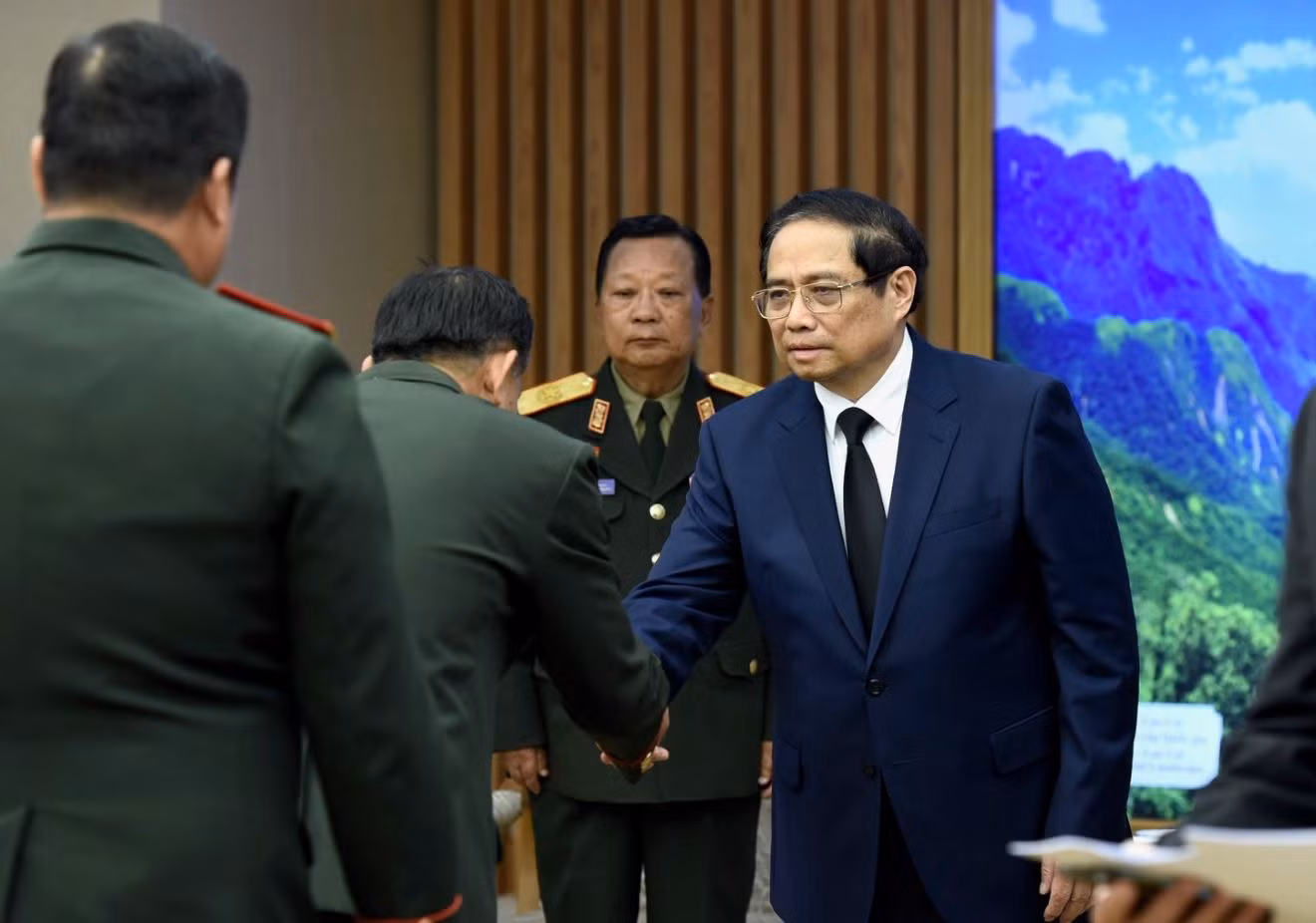 Thủ tướng Phạm Minh Chính đón các thành viên đi cùng đoàn với Đại tướng Chansamone Chanyalath, Phó Thủ tướng, Bộ trưởng Quốc phòng Lào.