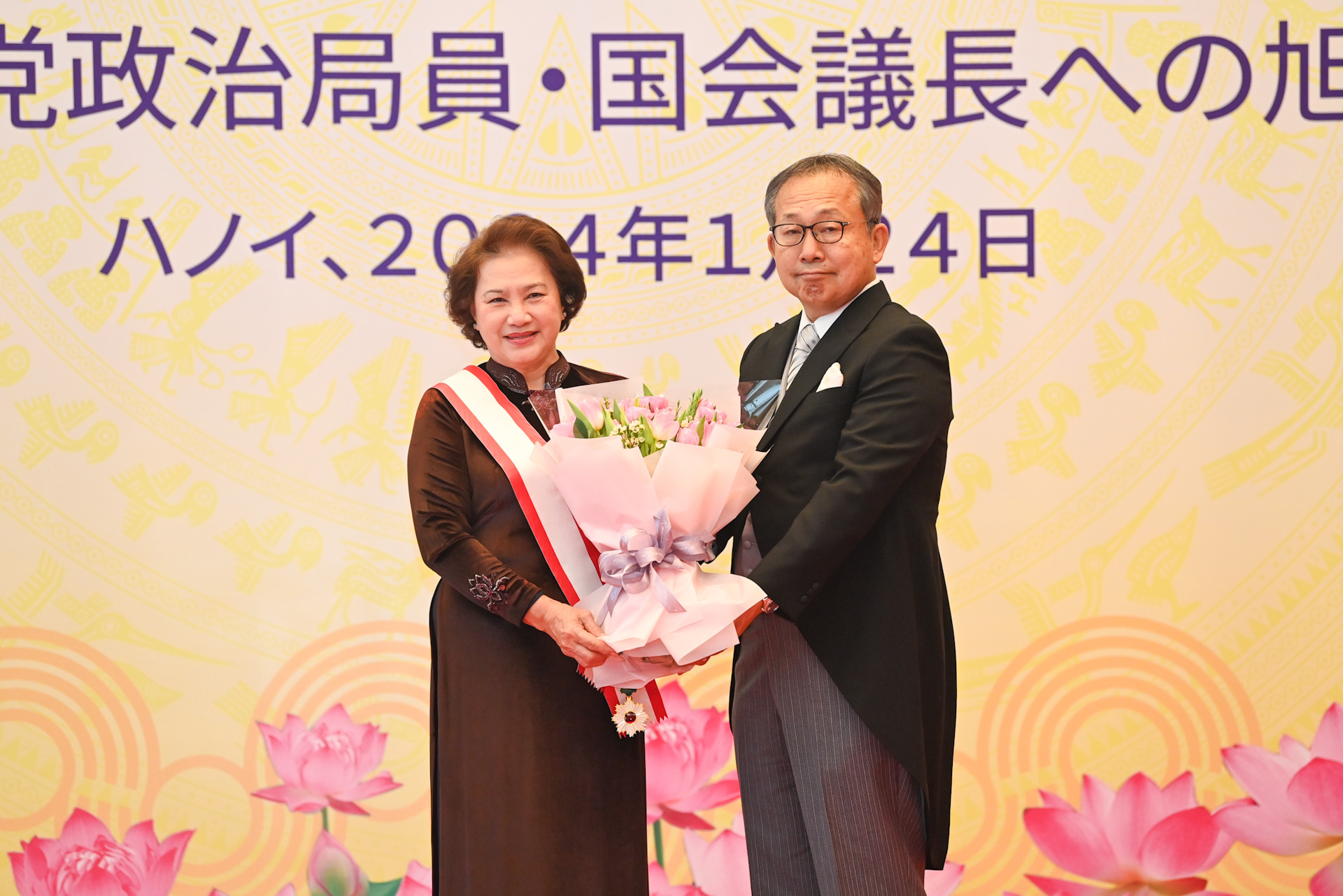 Đại sứ Nhật Bản tại Việt Nam Yamada Takio tặng hoa chúc mừng nguyên Chủ tịch Quốc hội Nguyễn Thị Kim Ngân.
