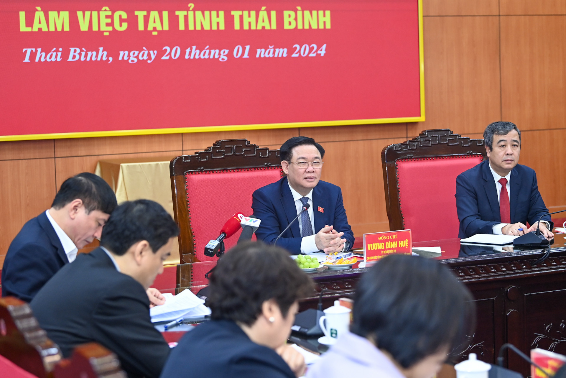 Chủ tịch Quốc hội Vương Đình Huệ phát biểu mở đầu, gợi mở các nội dung thảo luận tại buổi làm việc.