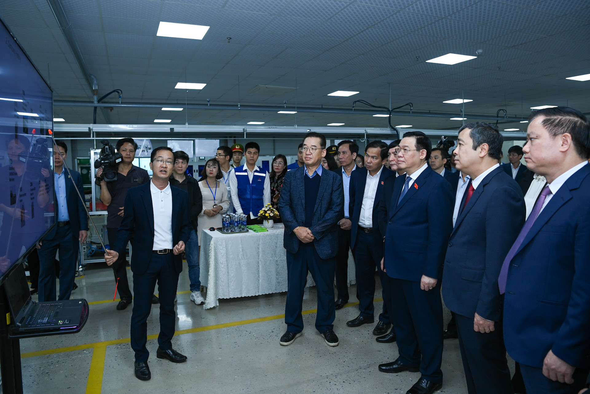 Đại diện Công ty Ohsung Vina Thái Bình giới thiệu về hoạt động sản xuất của công ty với Chủ tịch Quốc hội và đoàn công tác.