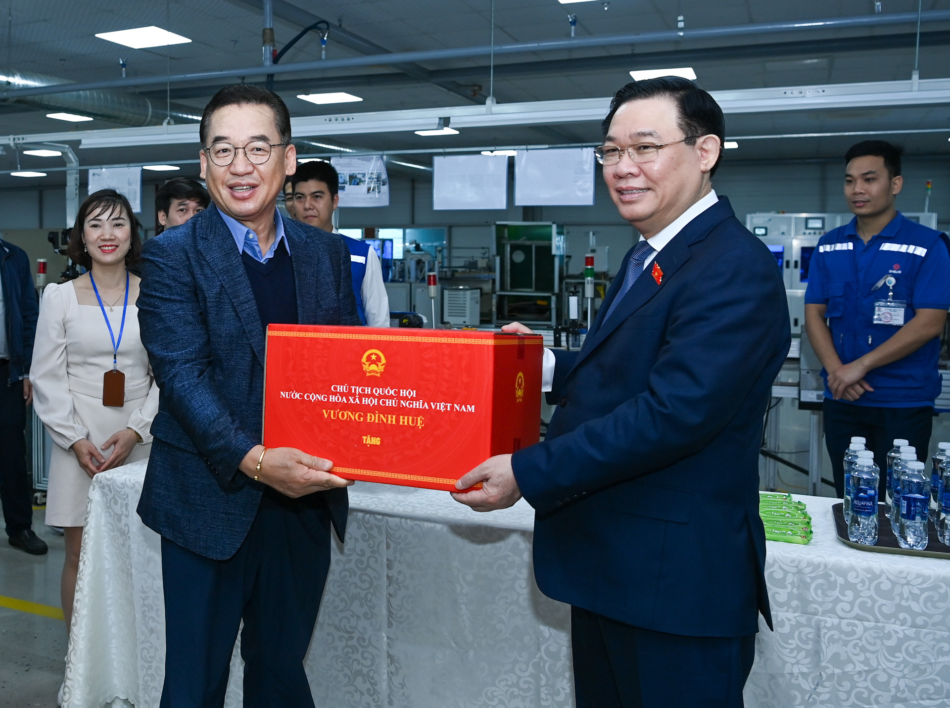 Chủ tịch Quốc hội Vương Đình Huệ tặng quà cho Công ty Ohsung Vina Thái Bình.