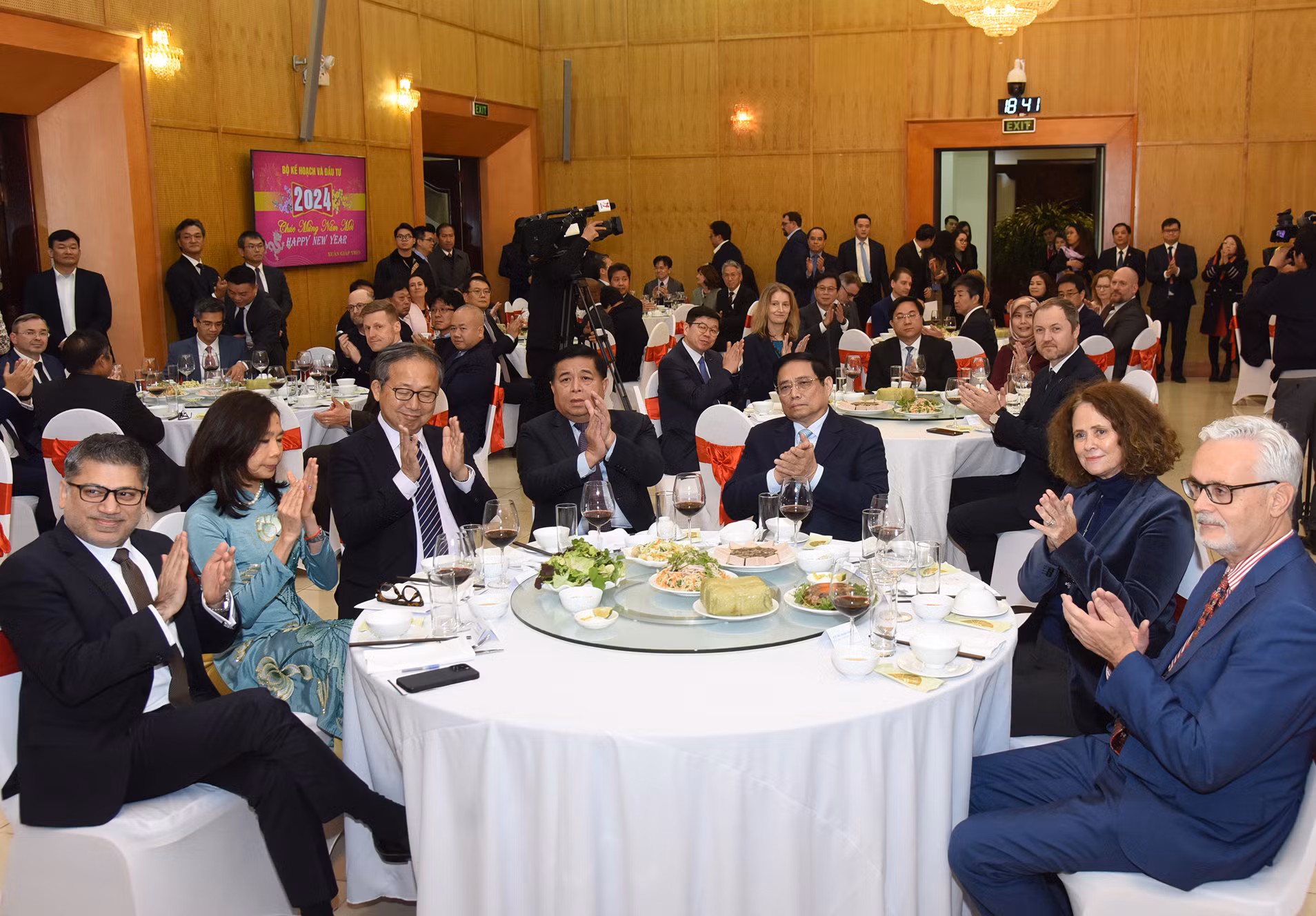Thủ tướng Phạm Minh Chính và các Đại sứ, Đại biện, Trưởng đại diện các tổ chức quốc tế tại Việt Nam, nhà đầu tư tham dự buổi gặp mặt nhân dịp Tết Nguyên đán Giáp Thìn 2024. Thủ tướng Phạm Minh Chính và các Đại sứ, Đại biện, Trưởng đại diện các tổ chức quốc tế tại Việt Nam, nhà đầu tư tham dự buổi gặp mặt nhân dịp Tết Nguyên đán Giáp Thìn 2024.