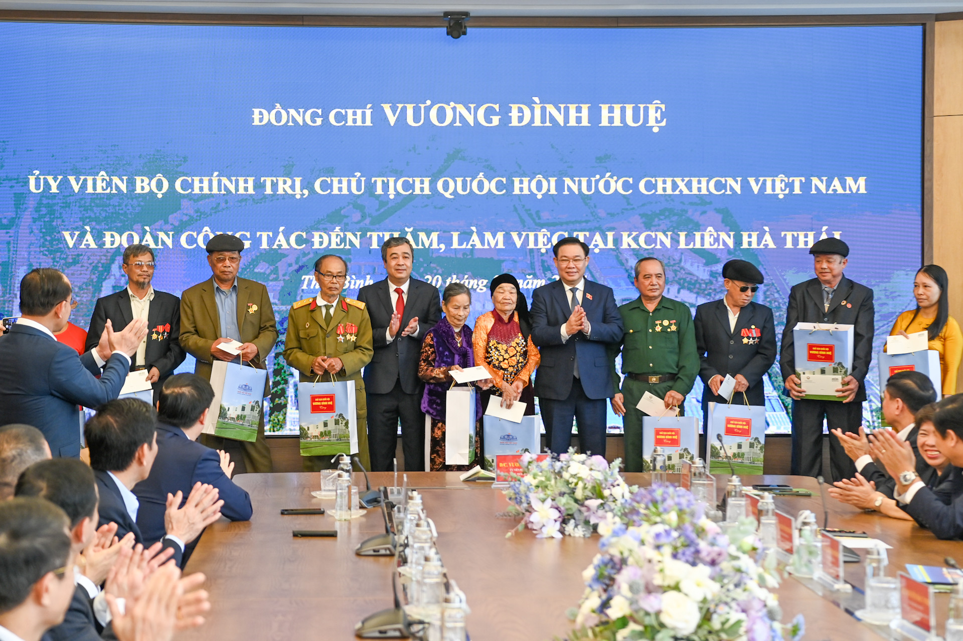 Chủ tịch Quốc hội Vương Đình Huệ tặng quà cho gia đình chính sách, hộ nghèo tại Khu công nghiệp Liên Hà Thái.