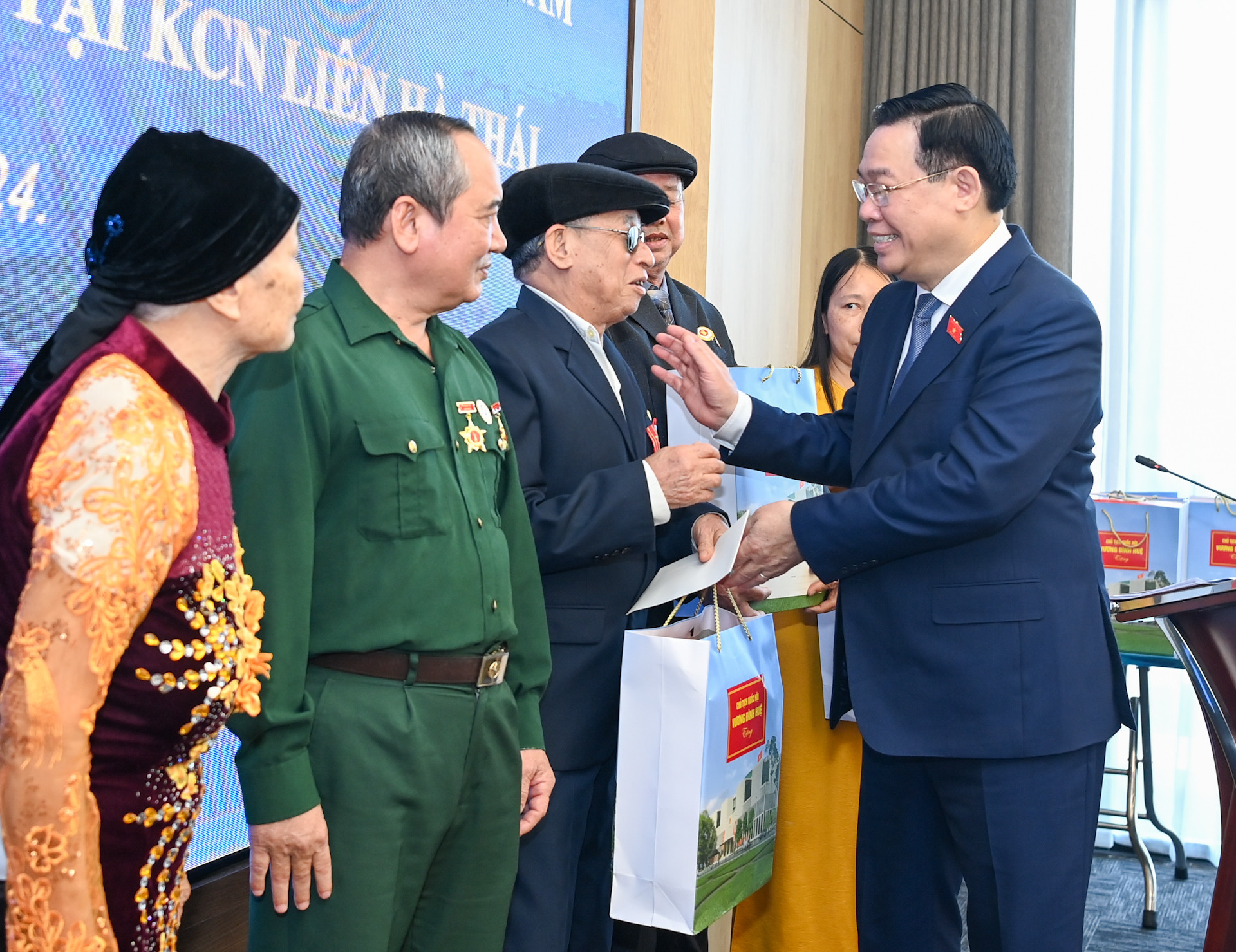 Chủ tịch Quốc hội Vương Đình Huệ tặng quà cho gia đình chính sách, hộ nghèo tại Khu công nghiệp Liên Hà Thái.