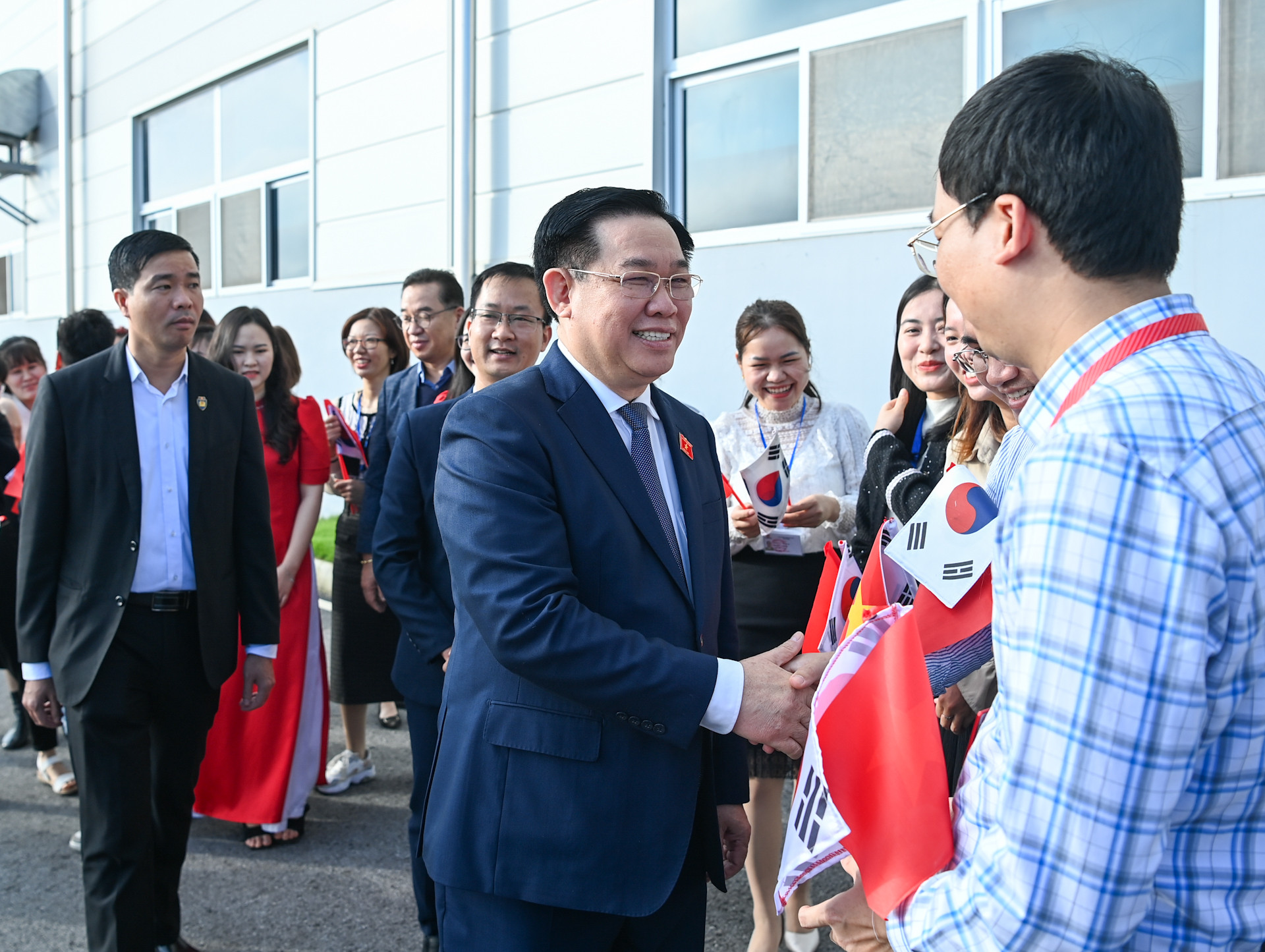 Chủ tịch Quốc hội Vương Đình Huệ với công nhân Công ty Ohsung Vina Thái Bình.