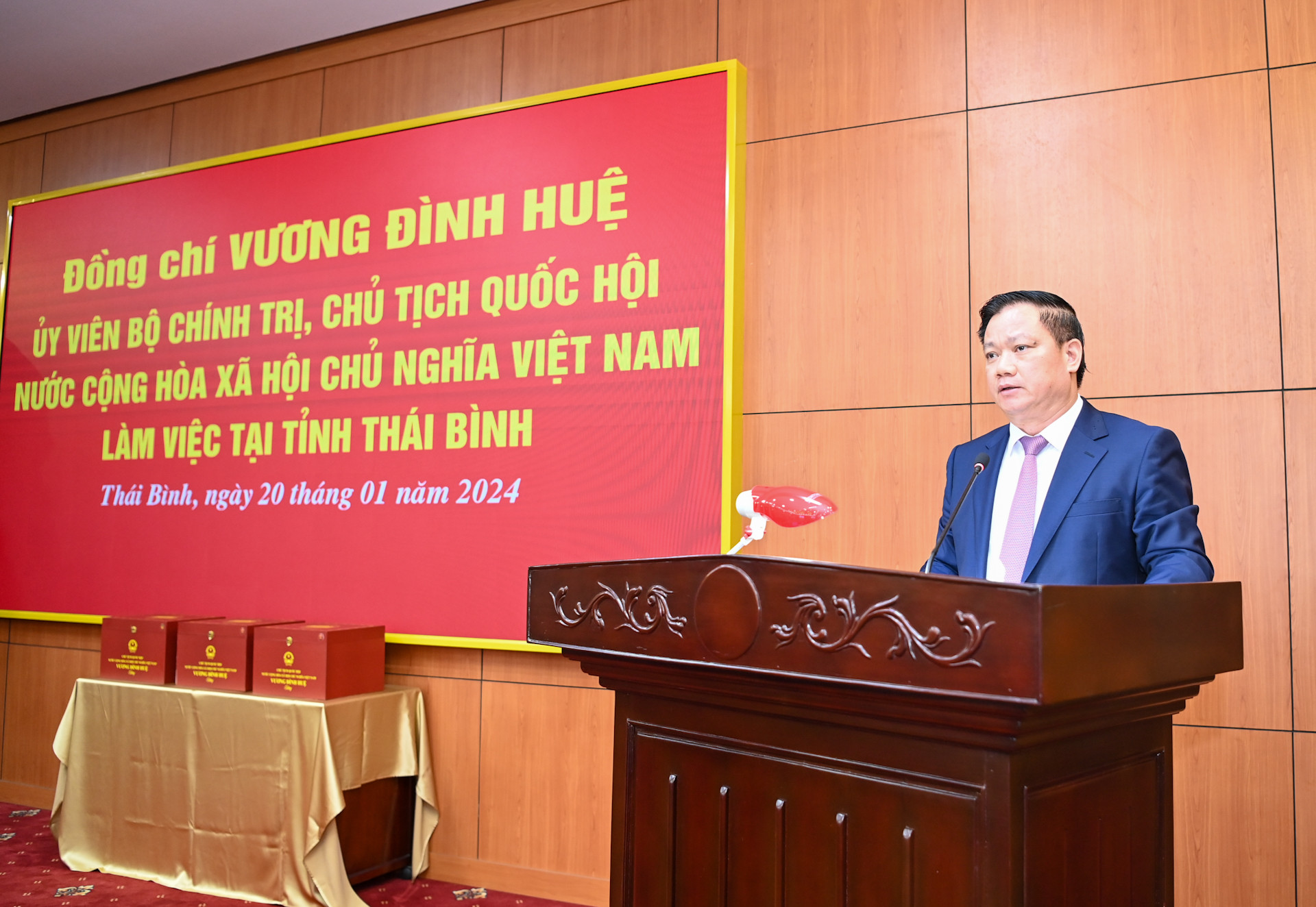Chủ tịch Ủy ban nhân dân tỉnh Thái Bình Nguyễn Khắc Thận trình bày báo cáo tại buổi làm việc.