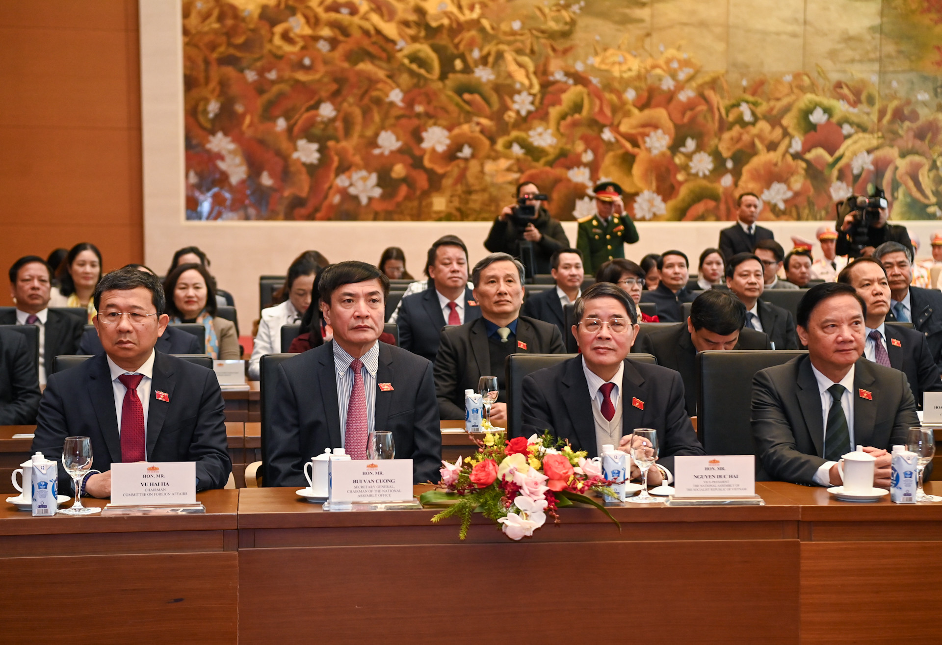 Các đại biểu tham dự buổi lễ.