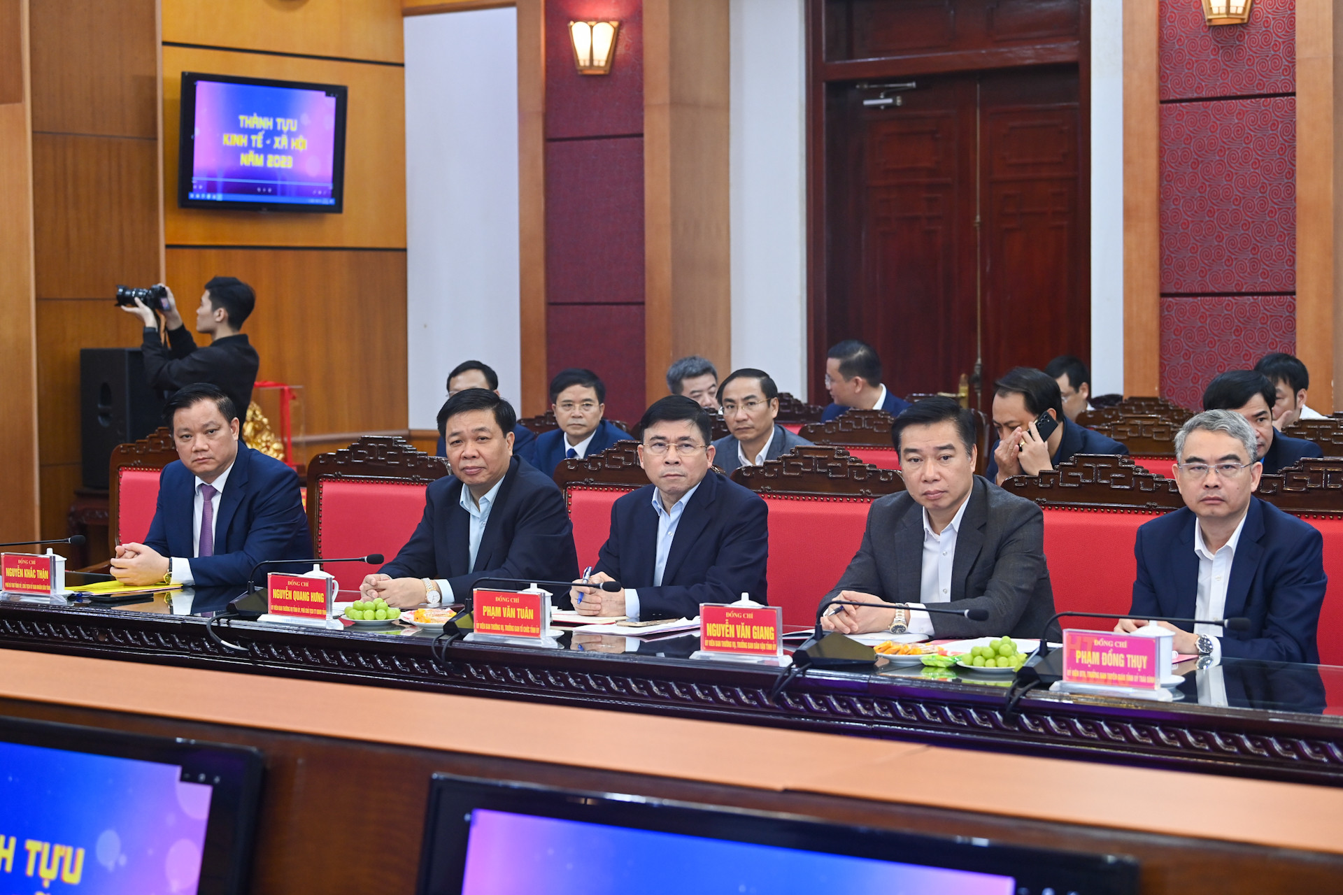 Các đồng chí Ban Thường vụ Tỉnh ủy Thái Bình dự buổi làm việc.