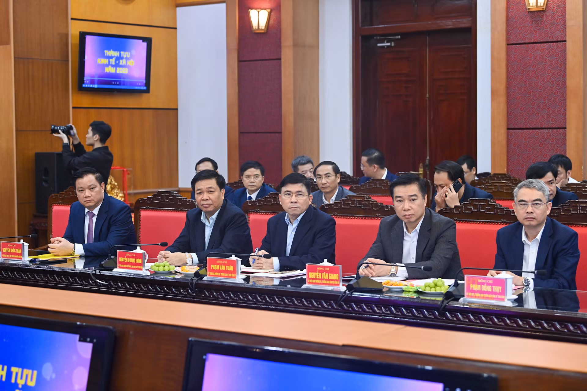 Các đồng chí Ban Thường vụ Tỉnh ủy Thái Bình dự buổi làm việc.