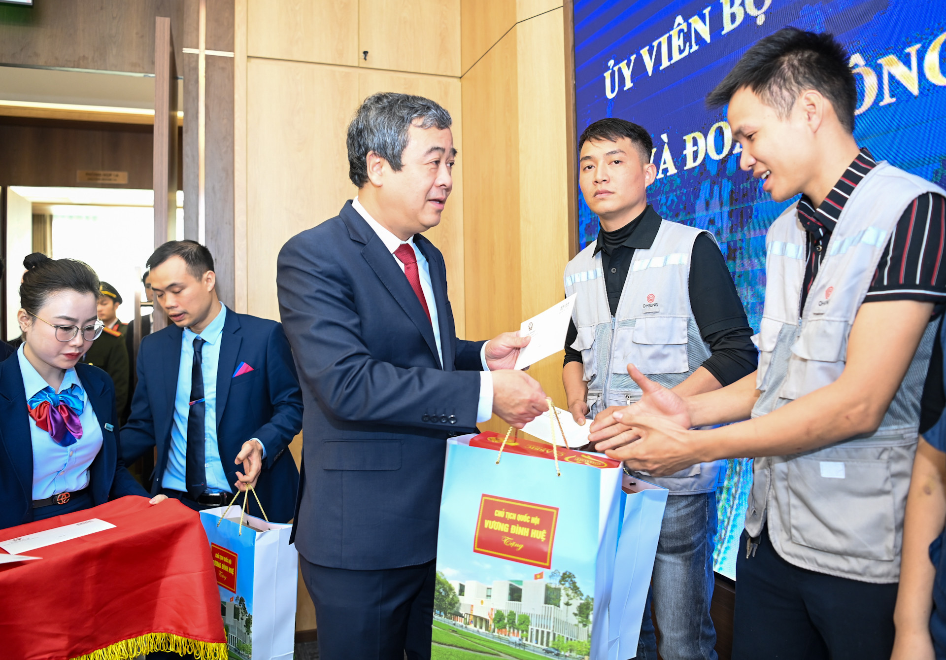 Bí thư Tỉnh ủy Thái Bình Ngô Đông Hải tặng quà cho công nhân có hoàn cảnh khó khăn.