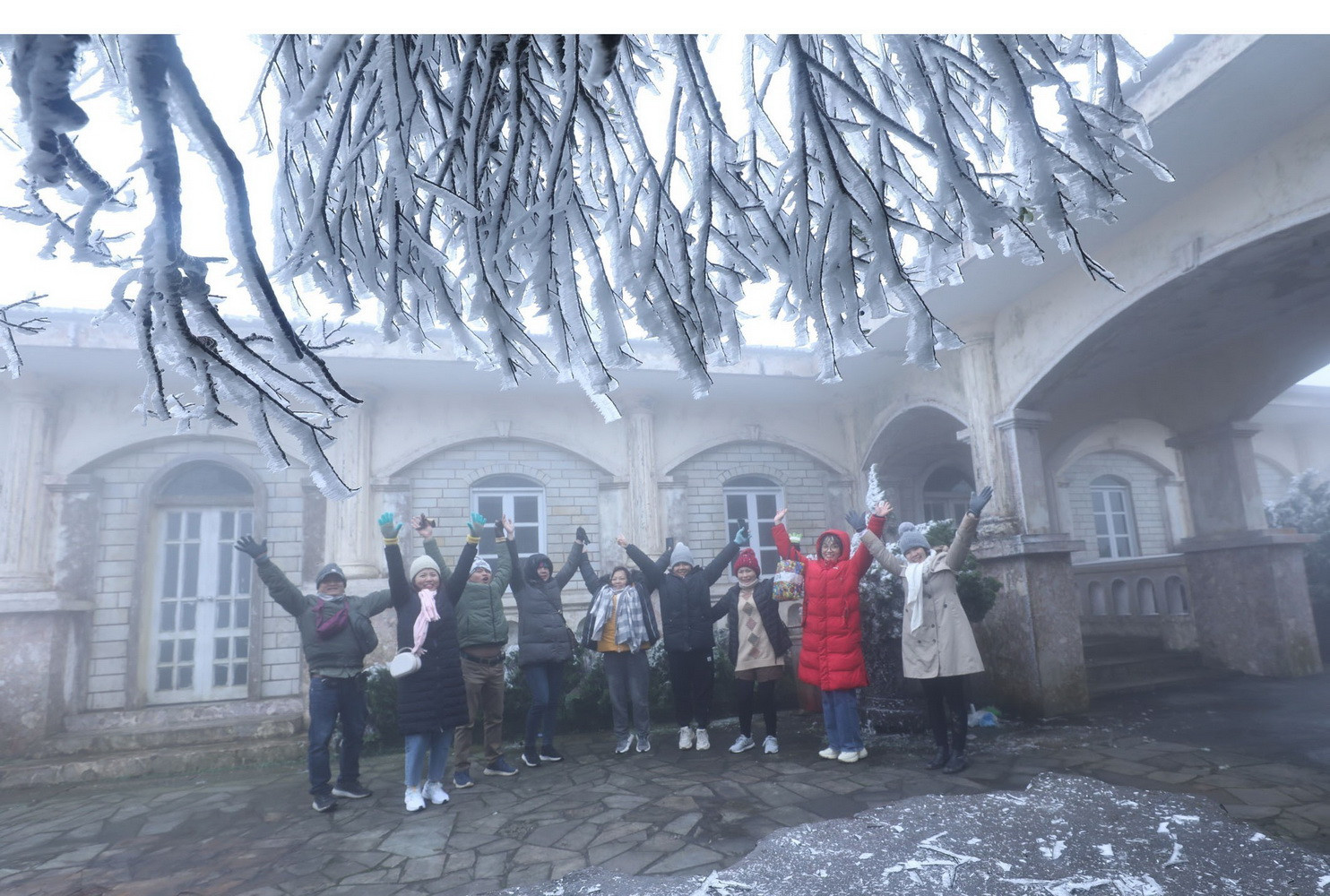 Du khách chụp ảnh với băng giá Mẫu Sơn.