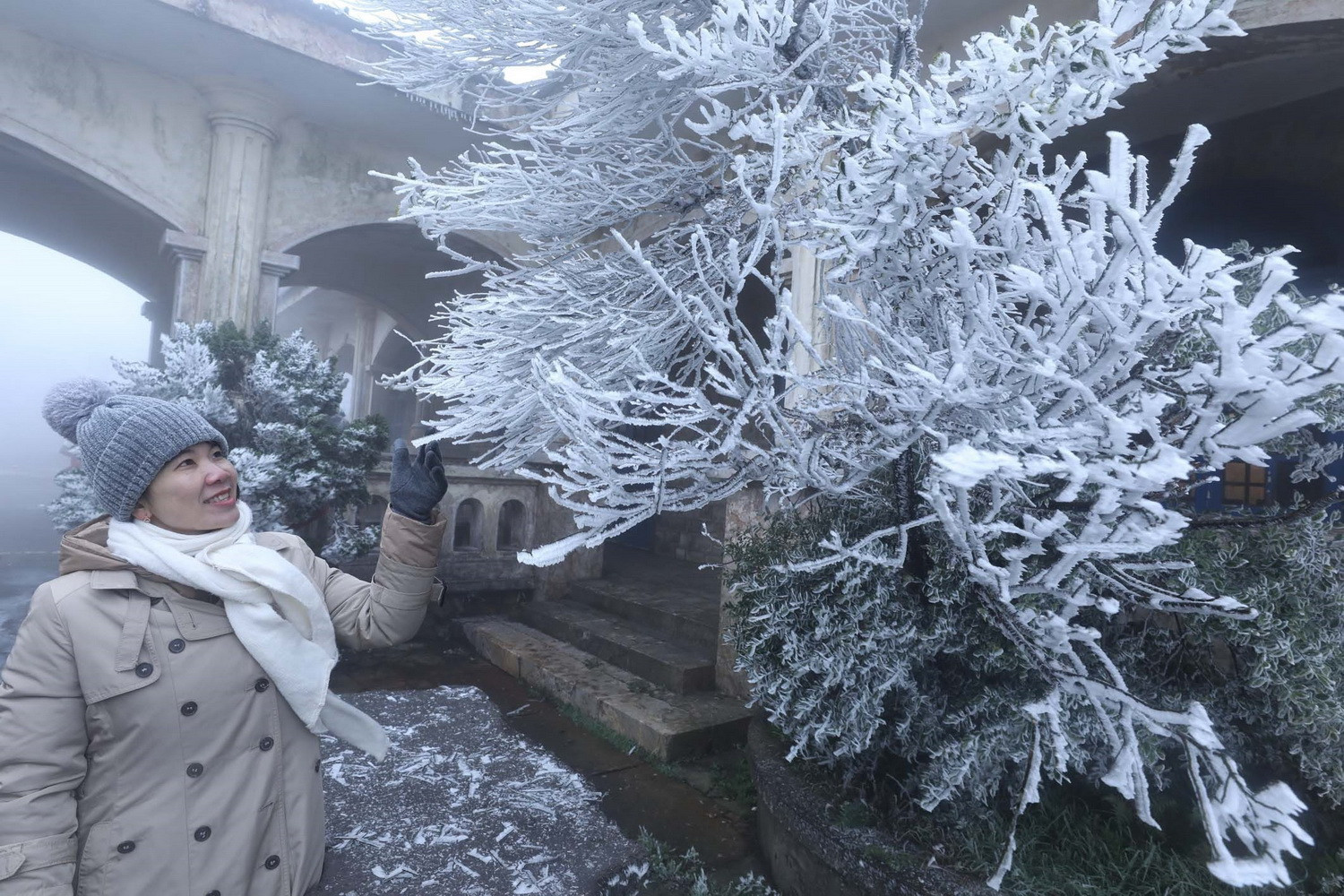 Du khách chụp ảnh với băng giá Mẫu Sơn.