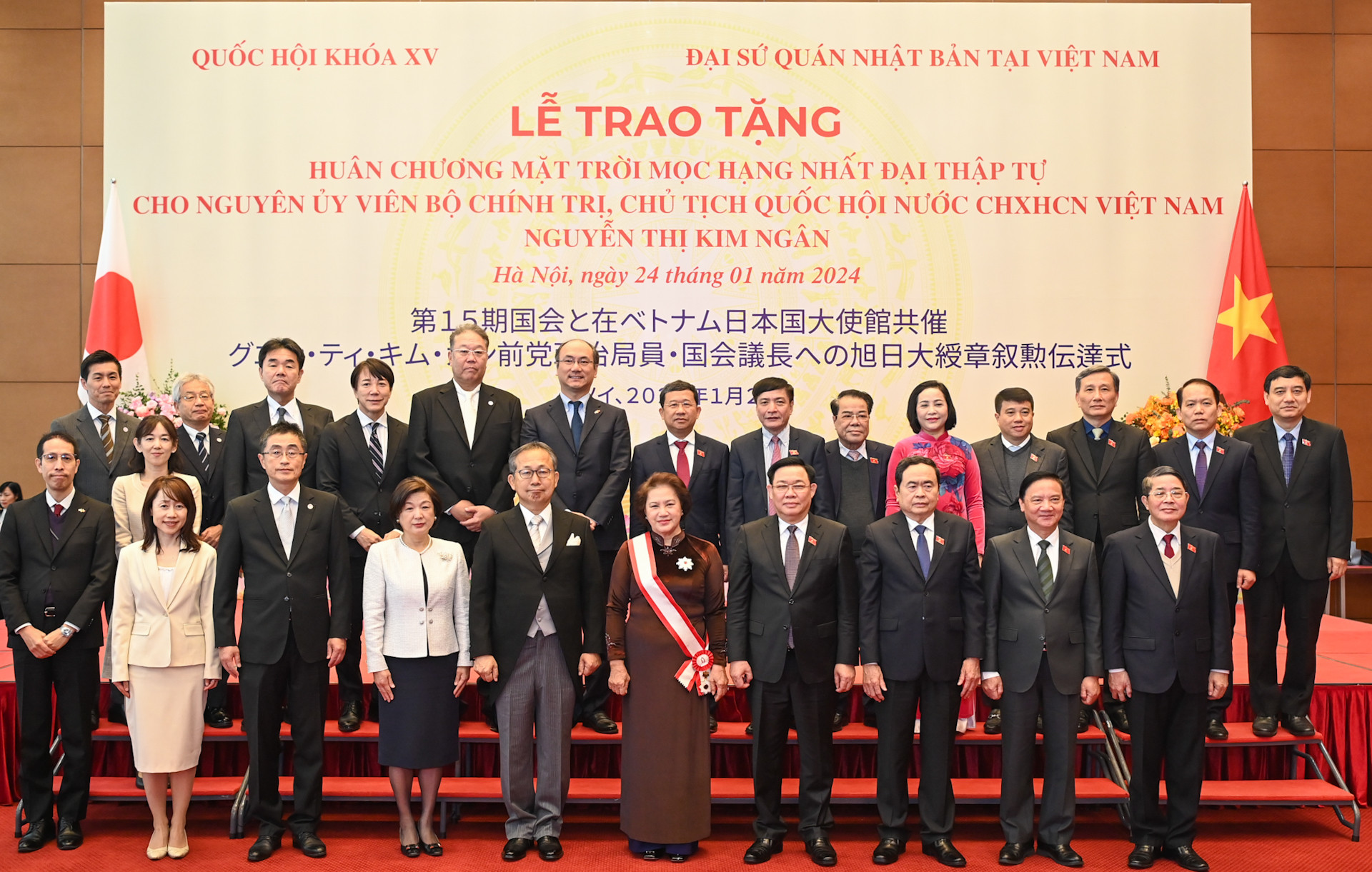 Chủ tịch Quốc hội Vương Đình Huệ, nguyên Chủ tịch Quốc hội Nguyễn Thị Kim Ngân, Đại sứ Nhật Bản tại Việt Nam Yamada Takio và các đại biểu chụp ảnh lưu niệm tại buổi lễ.