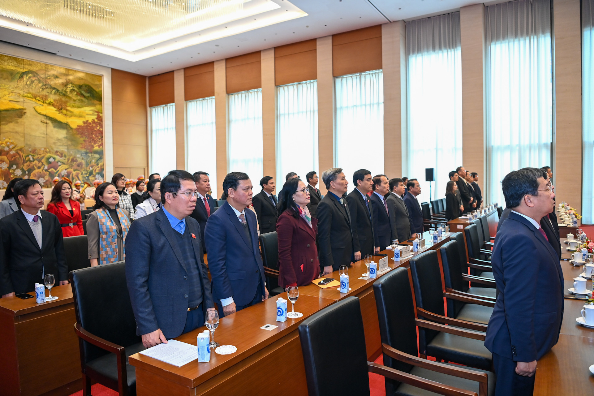 Các đại biểu thực hiện nghi thức chào cờ tại buổi lễ.