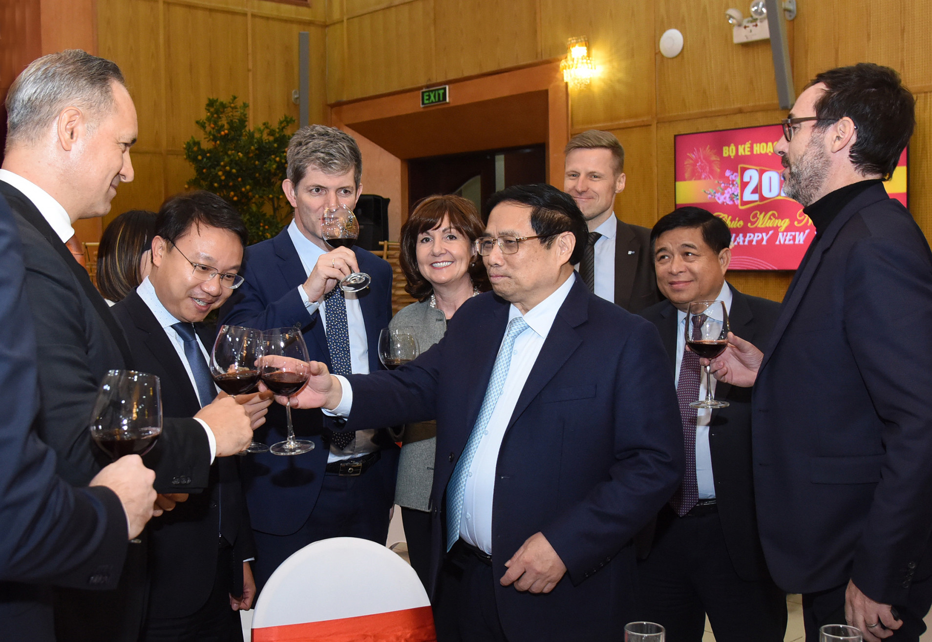 Thủ tướng Phạm Minh Chính với các Đại sứ, Trưởng đại diện các tổ chức quốc tế và các nhà đầu tư nước ngoài tại Việt Nam.