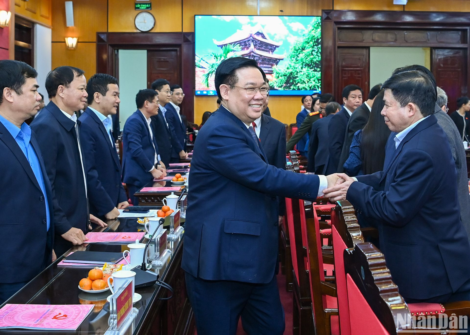 Chủ tịch Quốc hội Vương Đình Huệ với các đồng chí Ban Thường vụ Tỉnh ủy Thái Bình.