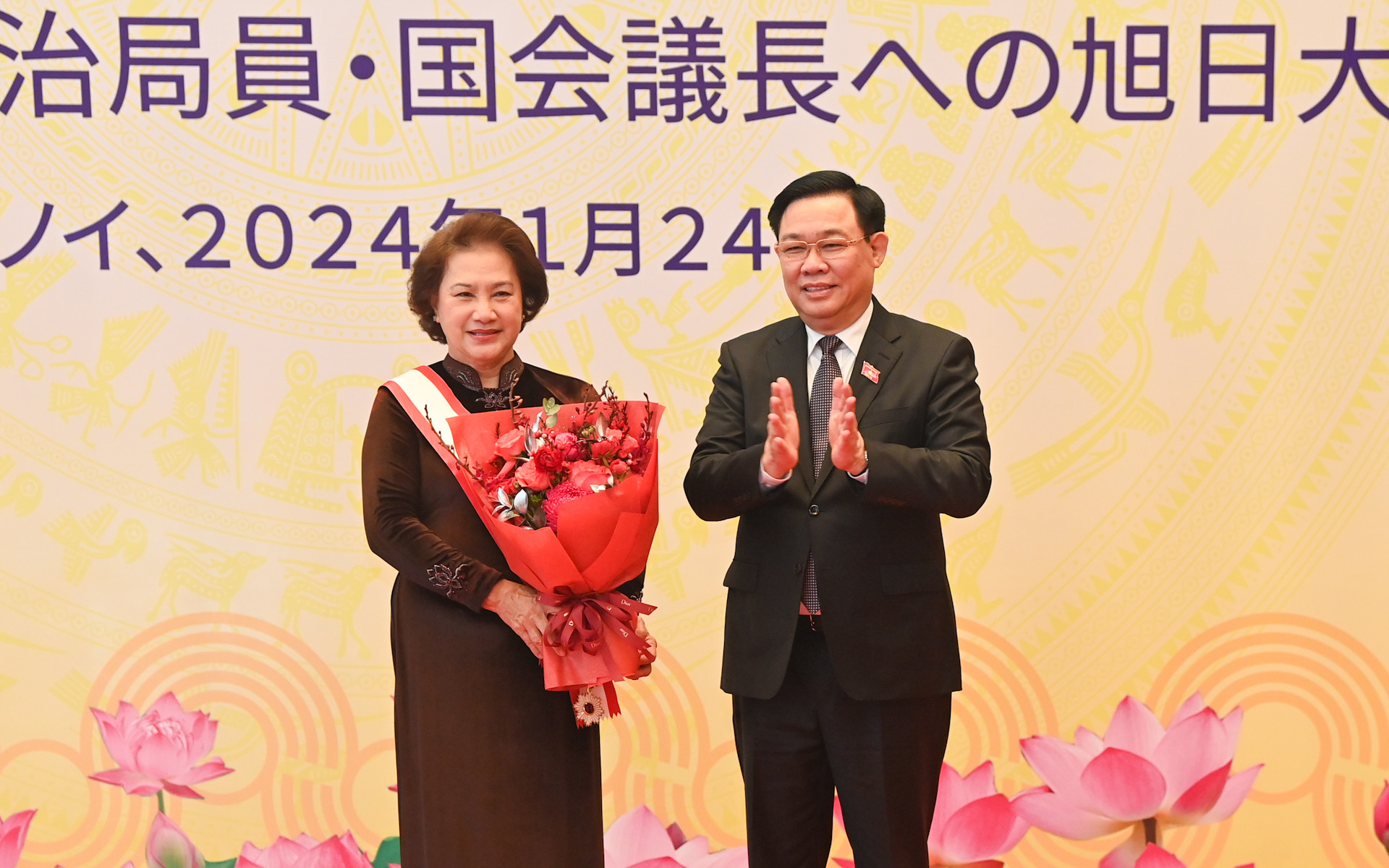 Chủ tịch Quốc hội Vương Đình Huệ tặng hoa chúc mừng nguyên Chủ tịch Quốc hội Nguyễn Thị Kim Ngân.