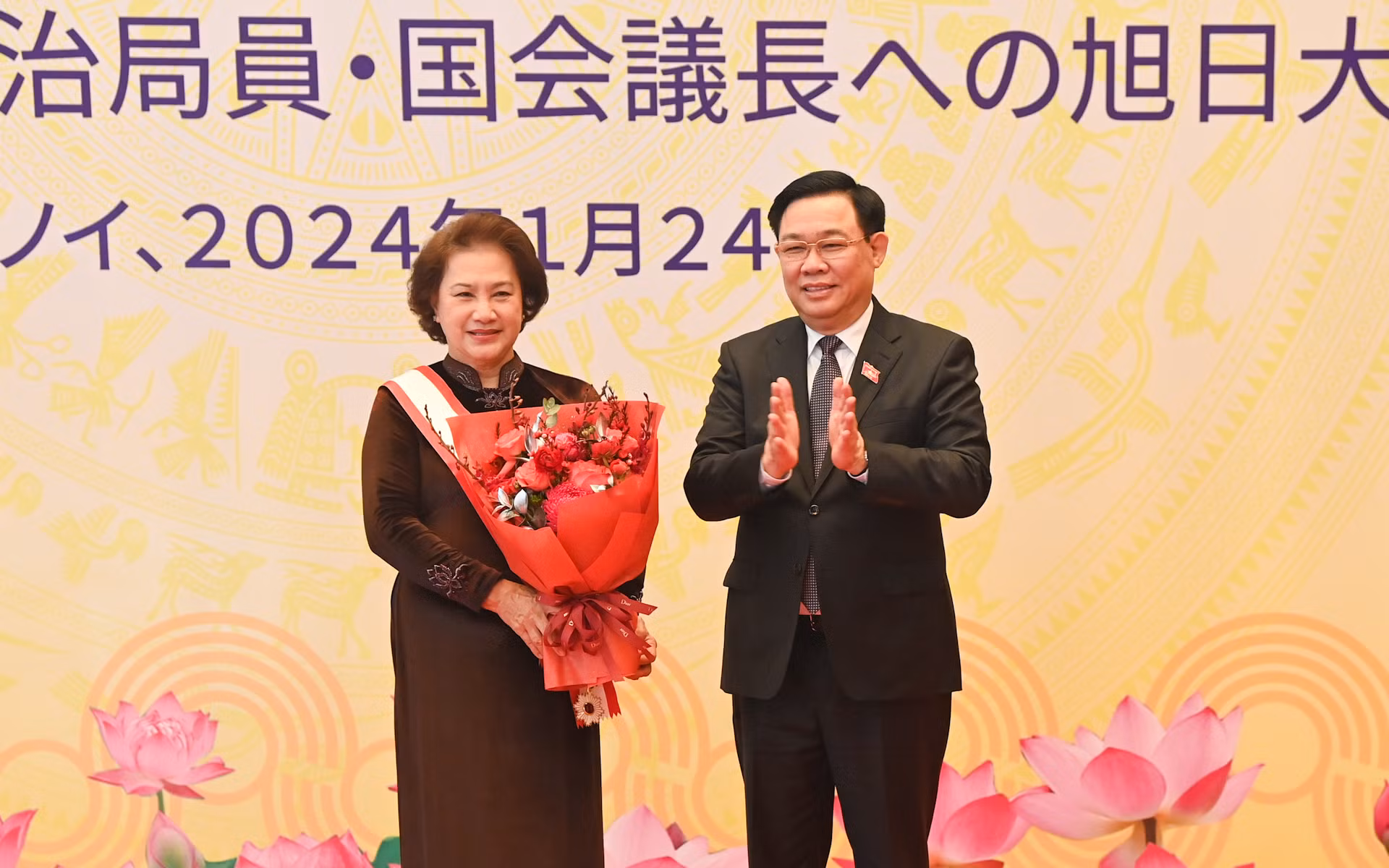 Chủ tịch Quốc hội Vương Đình Huệ tặng hoa chúc mừng nguyên Chủ tịch Quốc hội Nguyễn Thị Kim Ngân.