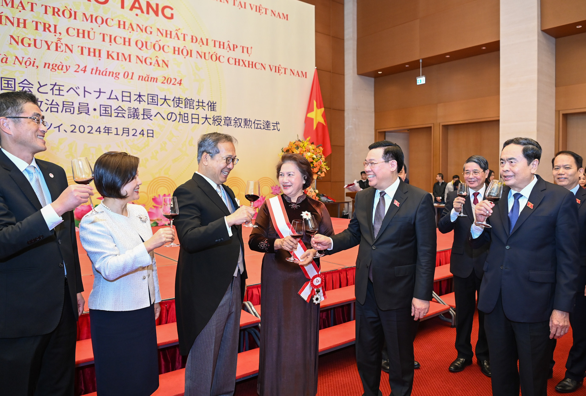 Chủ tịch Quốc hội Vương Đình Huệ với các đại biểu dự buổi lễ.