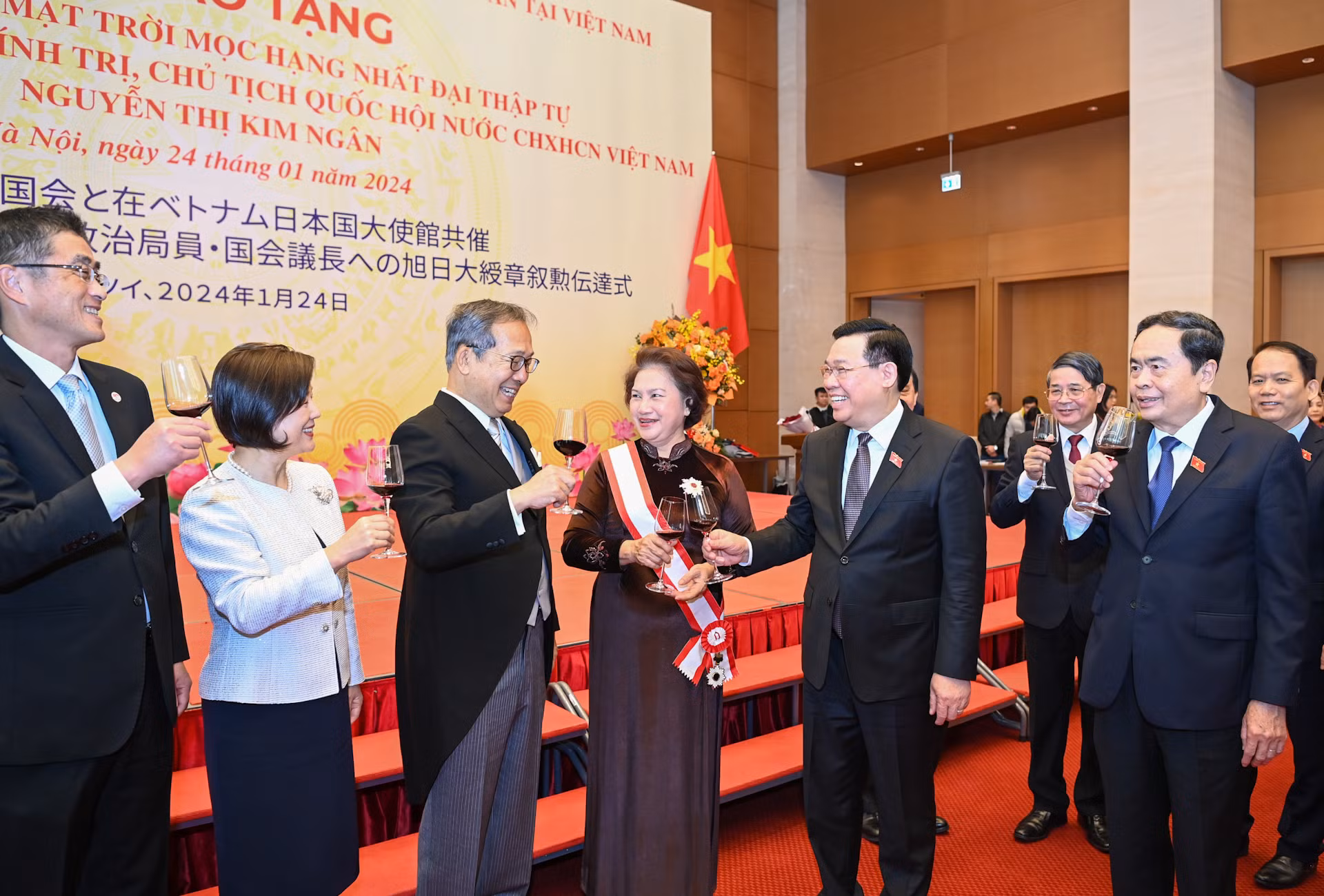 Chủ tịch Quốc hội Vương Đình Huệ với các đại biểu dự buổi lễ.