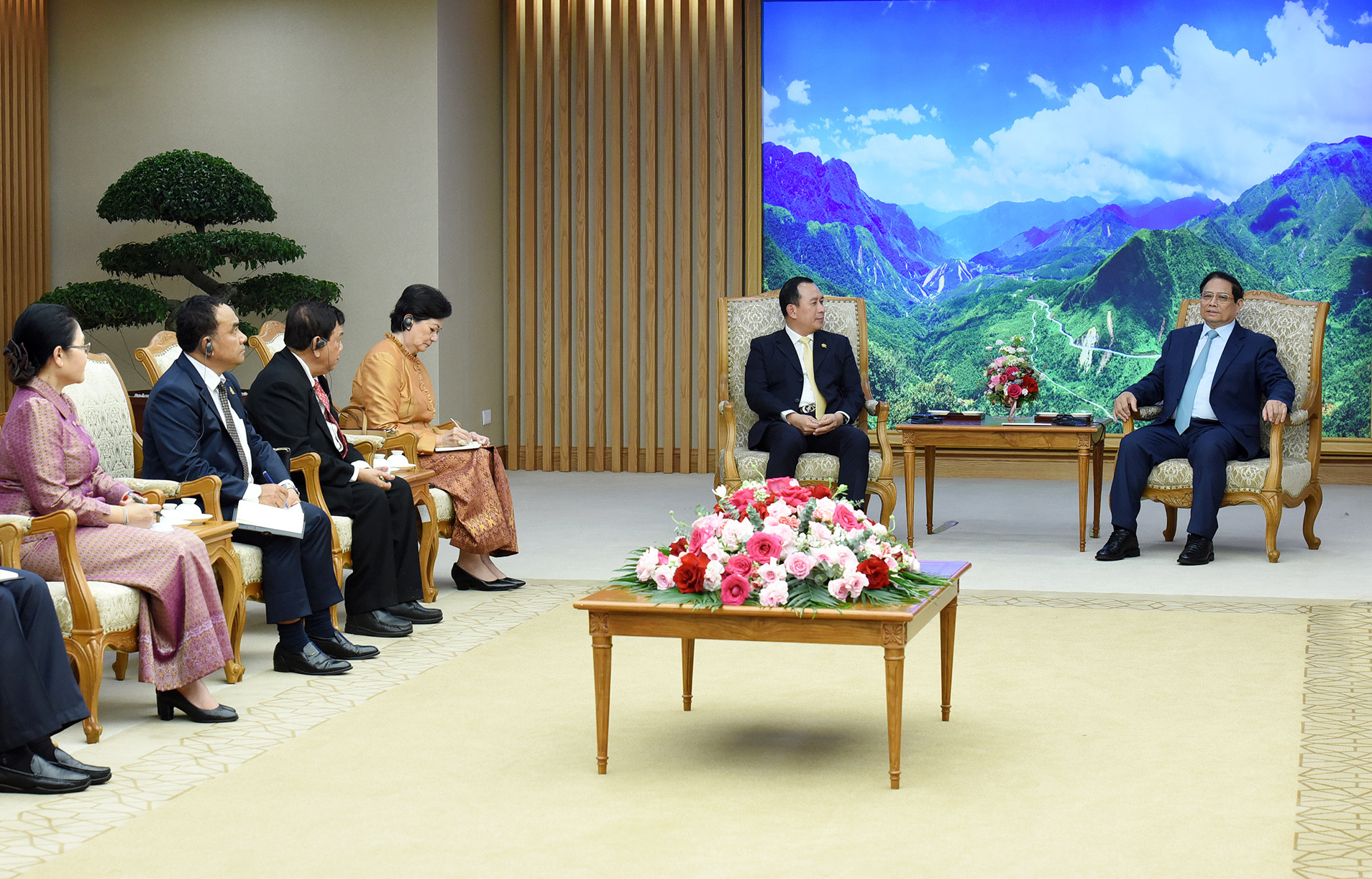 Các thành viên đi cùng Bộ trưởng Thanh tra Campuchia Huot Hak tham dự buổi tiếp.