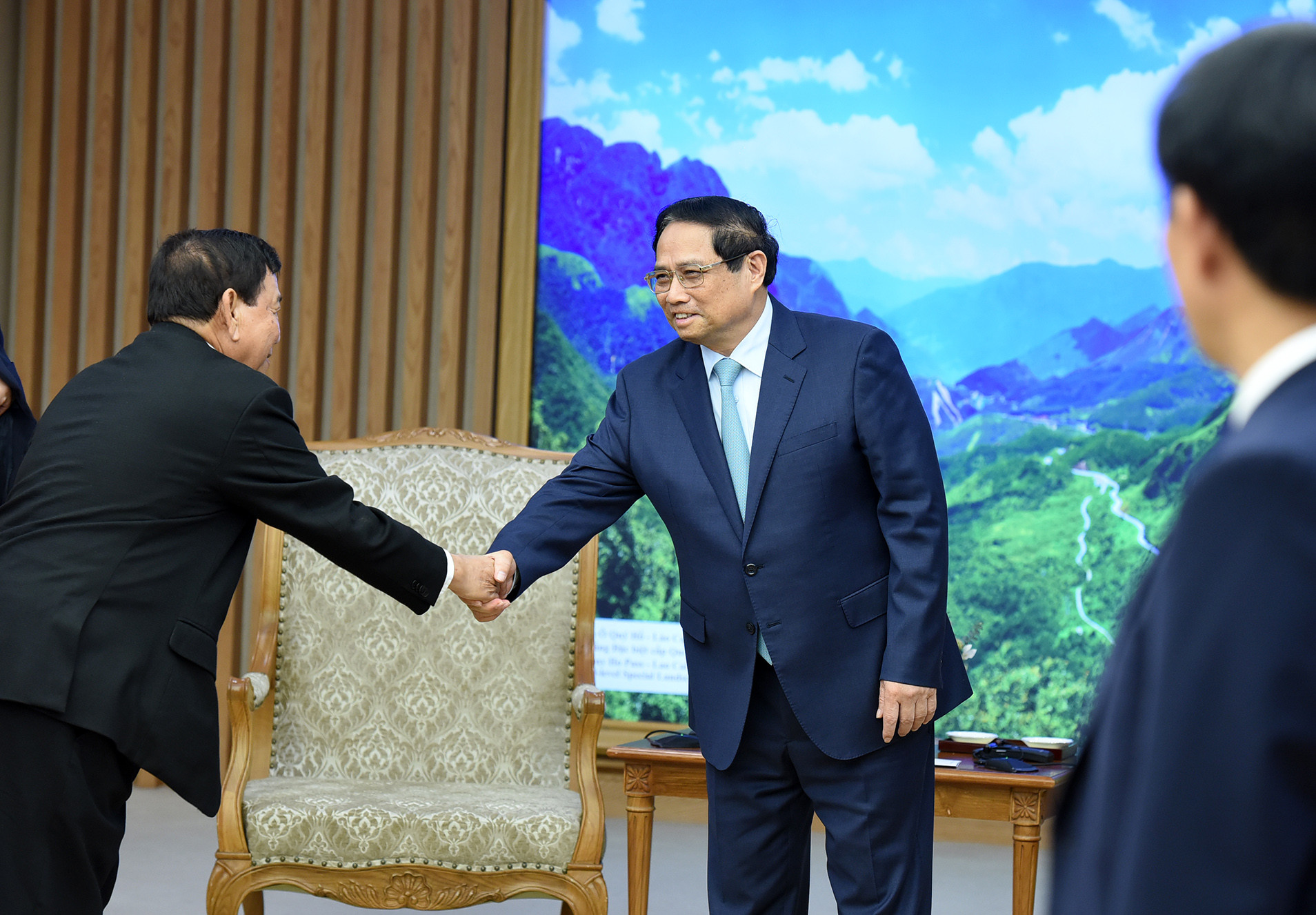 Thủ tướng Phạm Minh Chính đón các thành viên đi cùng Bộ trưởng Thanh tra Campuchia Huot Hak.