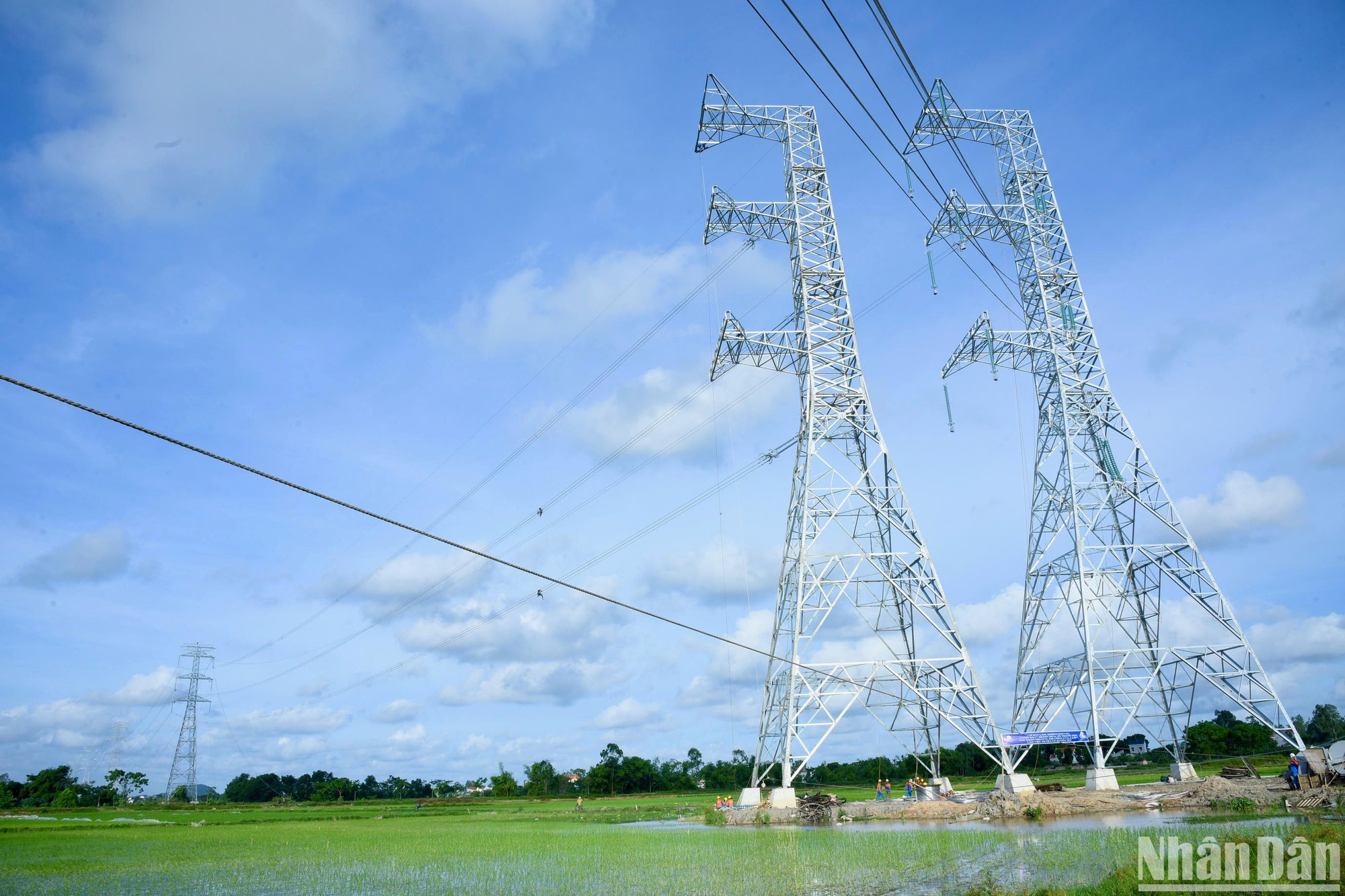 Các đơn vị thi công kéo dây khoảng néo 109-117 thuộc dự án thành phần Thanh Hóa - Nhà máy nhiệt điện Nam Định 1 tại xã Cầu Lộc, huyện Hậu Lộc, tỉnh Thanh Hóa. Các đơn vị thi công kéo dây khoảng néo 109-117 thuộc dự án thành phần Thanh Hóa - Nhà máy nhiệt điện Nam Định 1 tại xã Cầu Lộc, huyện Hậu Lộc, tỉnh Thanh Hóa.