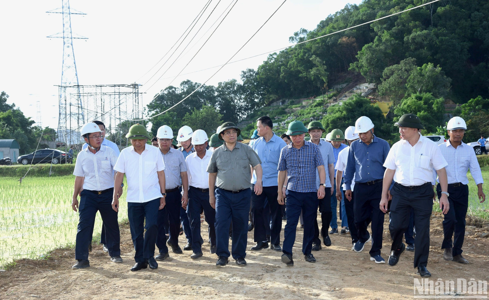 Thủ tướng kiểm tra tiến độ thi công kéo dây khoảng néo 109-117 thuộc dự án thành phần Thanh Hóa - Nhà máy nhiệt điện Nam Định 1 tại xã Cầu Lộc, huyện Hậu Lộc, tỉnh Thanh Hóa Thủ tướng kiểm tra tiến độ thi công kéo dây khoảng néo 109-117 thuộc dự án thành phần Thanh Hóa - Nhà máy nhiệt điện Nam Định 1 tại xã Cầu Lộc, huyện Hậu Lộc, tỉnh Thanh Hóa