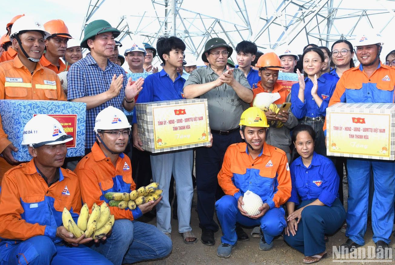 Thủ tướng tặng quà và sản vật địa phương cho lực lượng thi công dự án. Thủ tướng tặng quà và sản vật địa phương cho lực lượng thi công dự án.