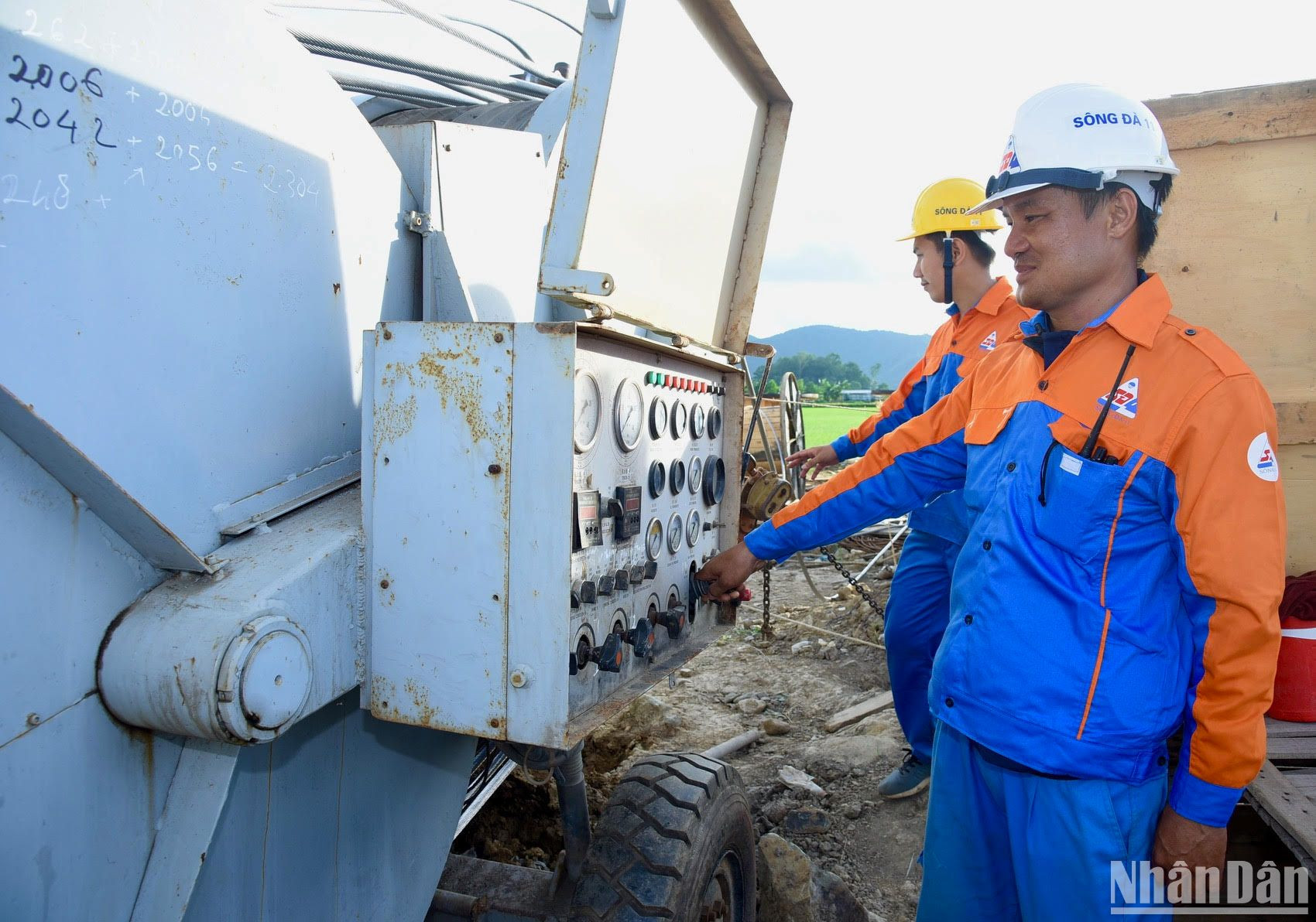 Thi công kéo dây khoảng néo 109-117 thuộc dự án thành phần Thanh Hóa - Nhà máy nhiệt điện. Thi công kéo dây khoảng néo 109-117 thuộc dự án thành phần Thanh Hóa - Nhà máy nhiệt điện.